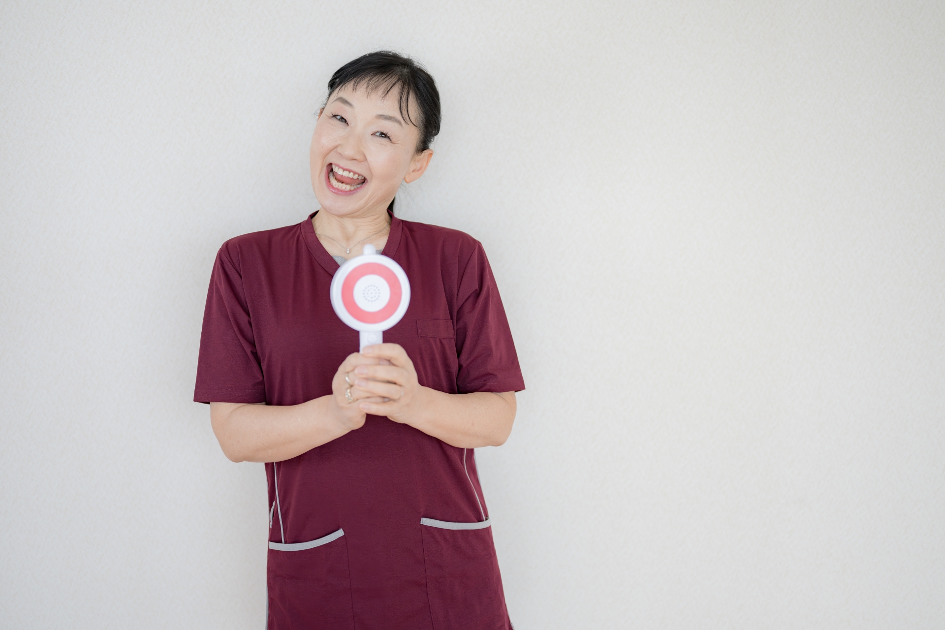 丸を持ったスクラブの女性(その１７)