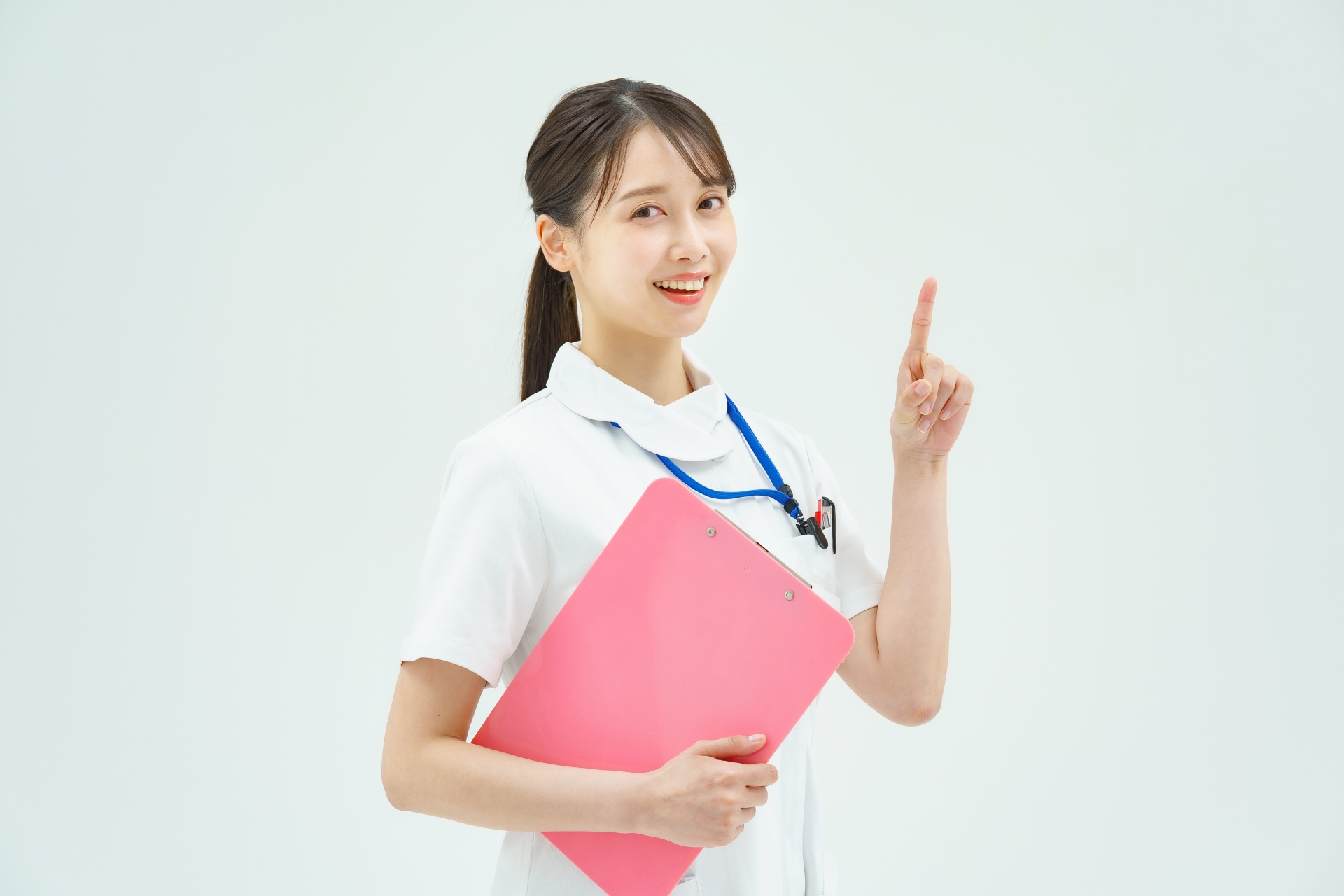 指を立てるポーズをする白衣の女性