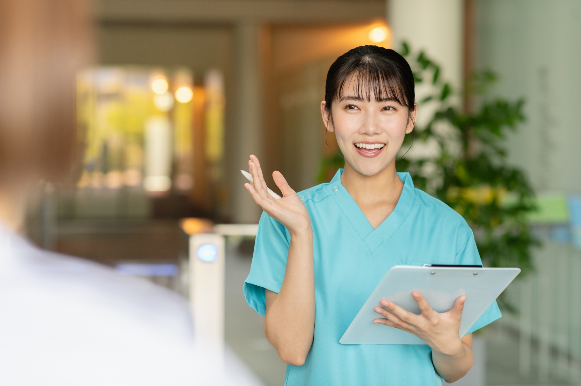 患者を問診する若い女性医師