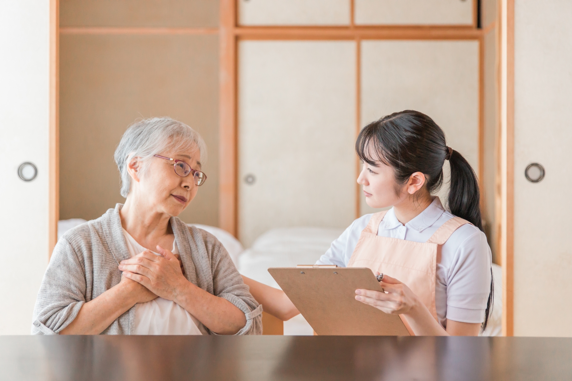 在宅介護を受ける高齢者女性(心臓・肺)