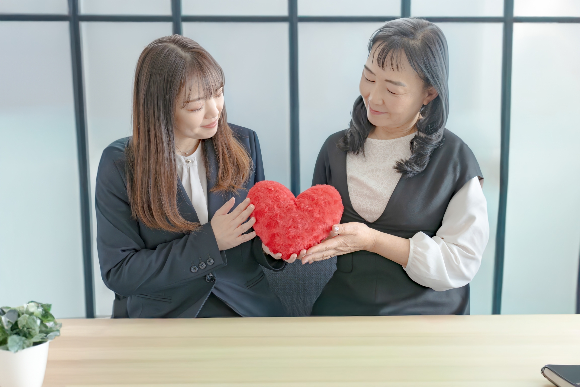 ハートと二人の女性