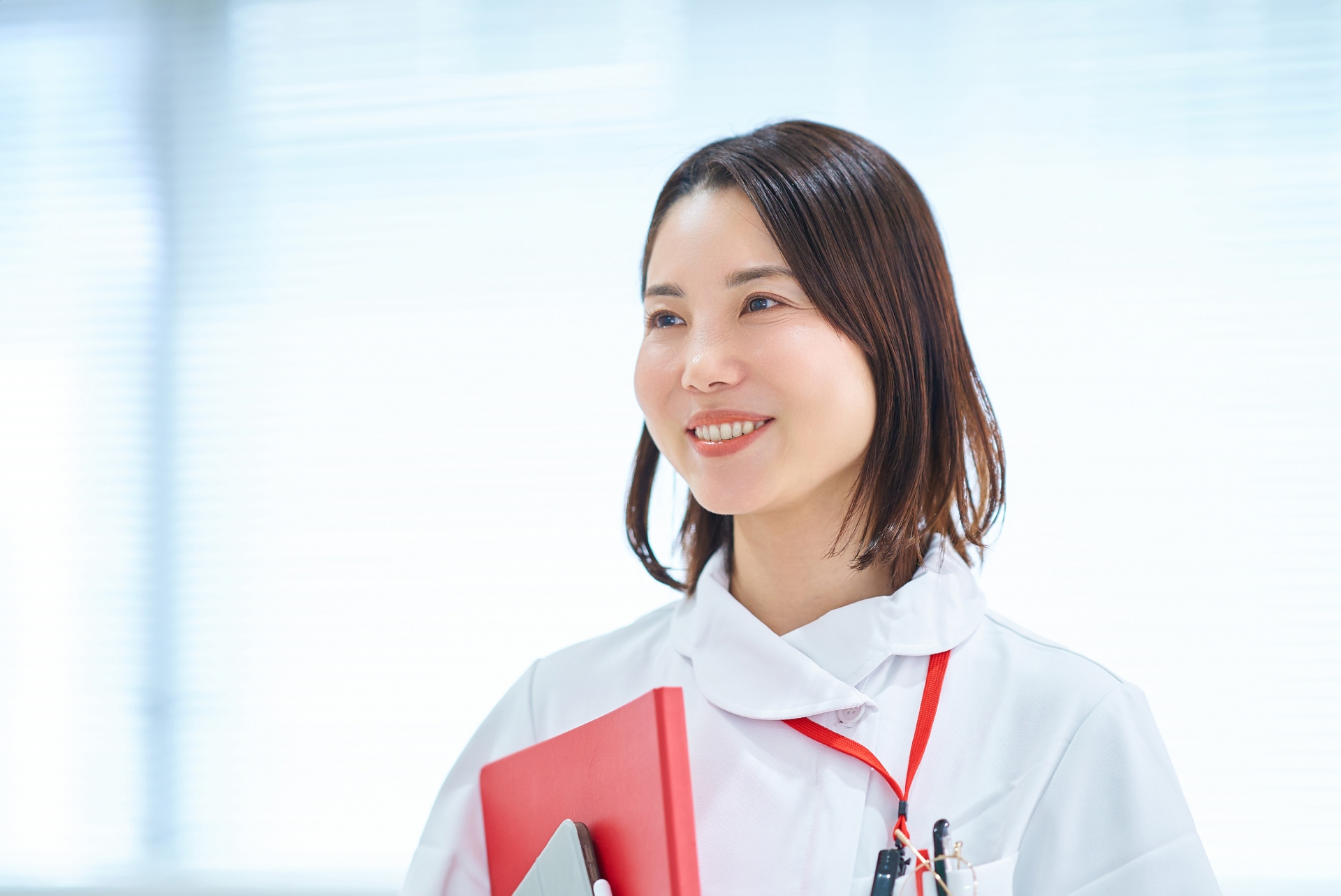白衣の女性