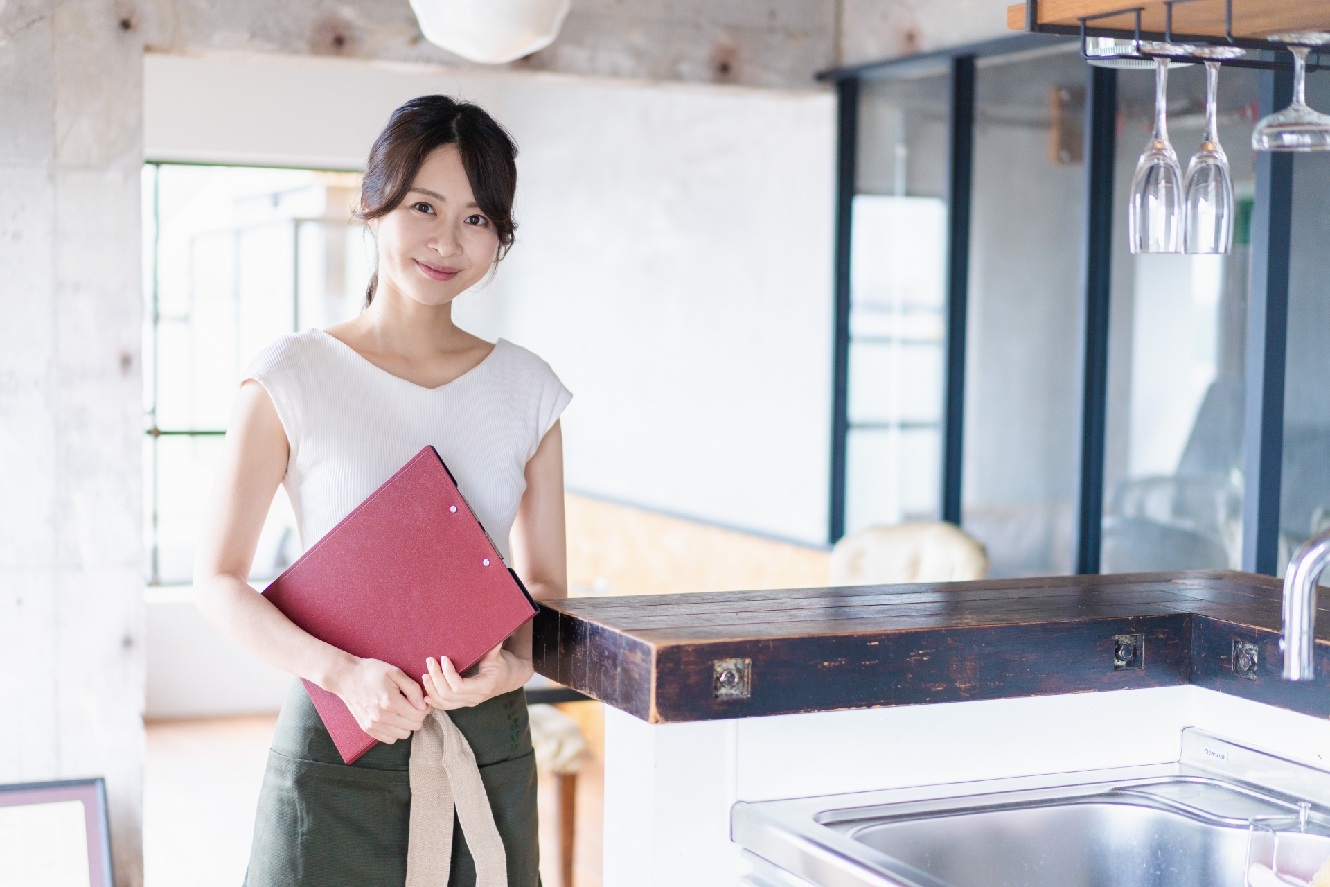 カフェで働く若い女性スタッフ