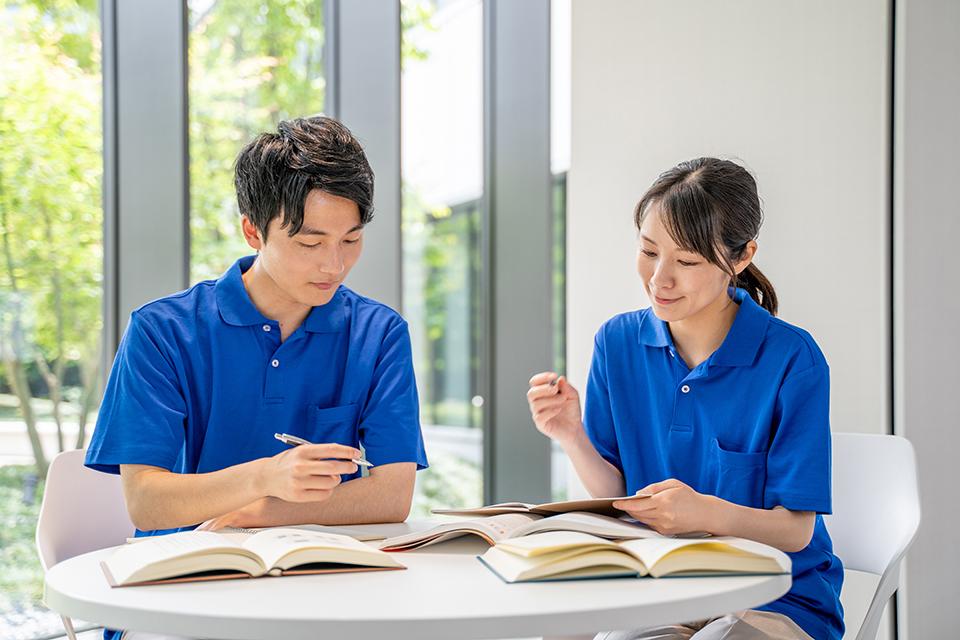 勉強をする男女の介護士