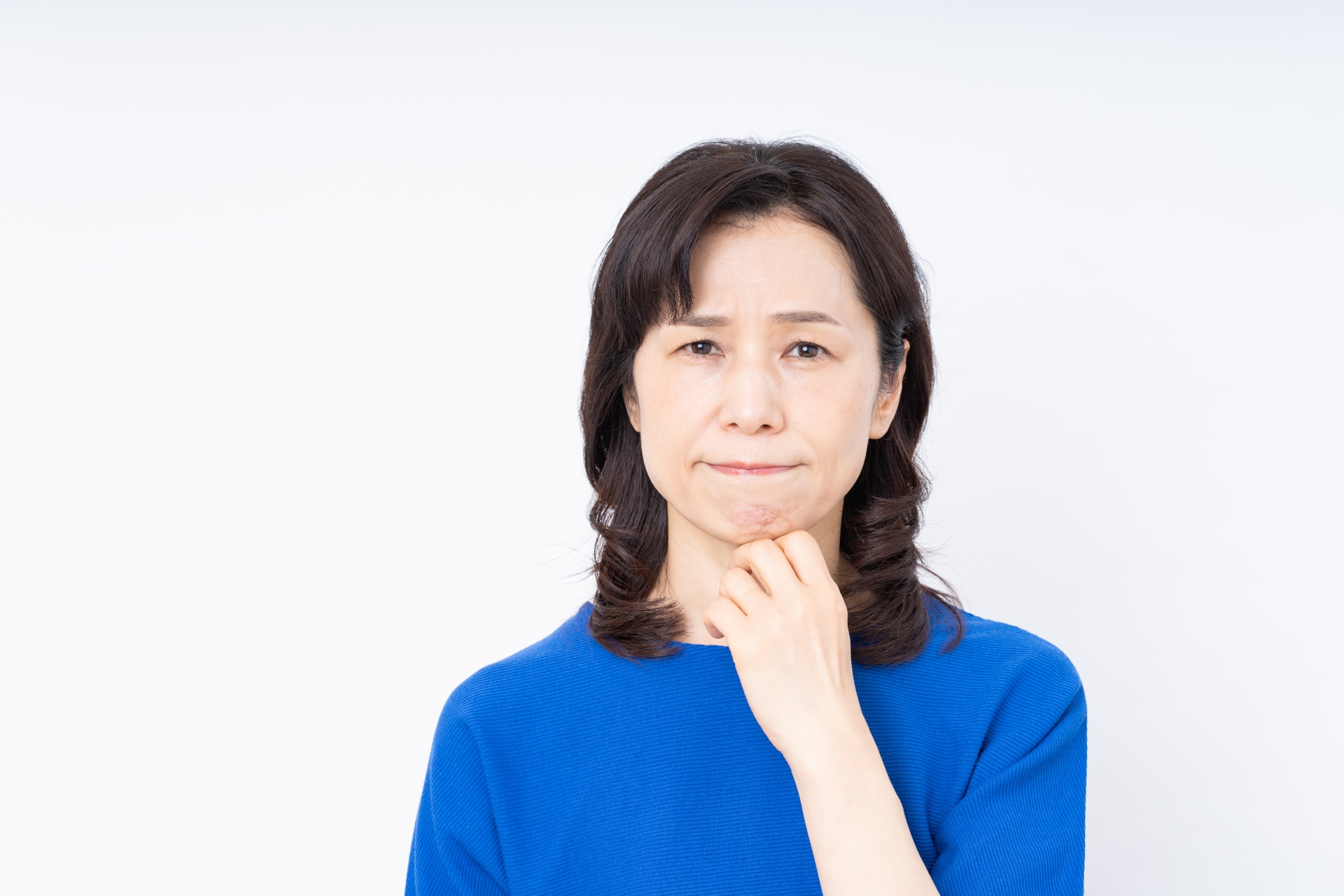 悩むミドルの女性