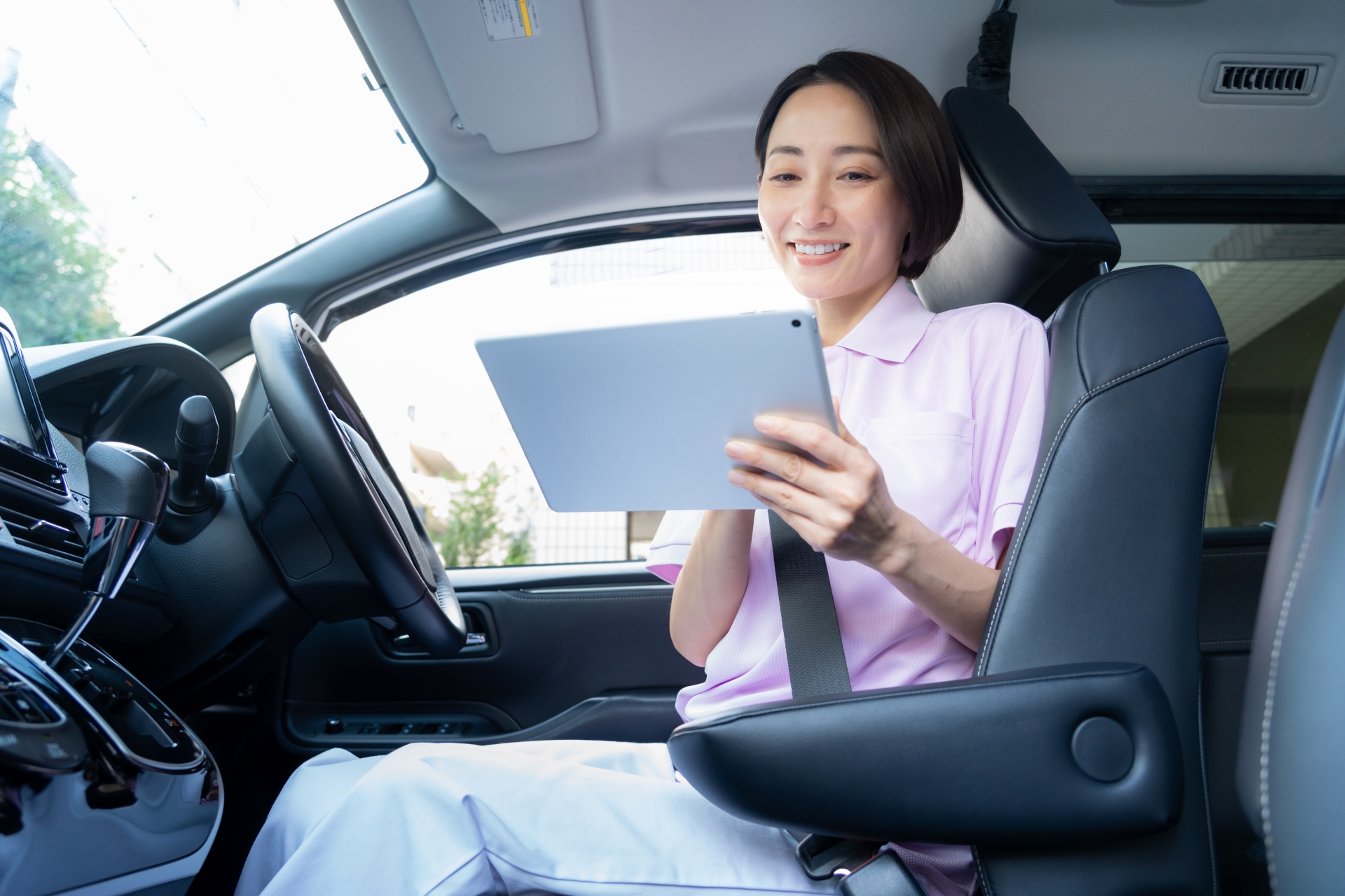 車で訪問介護をするミドルの女性介護士