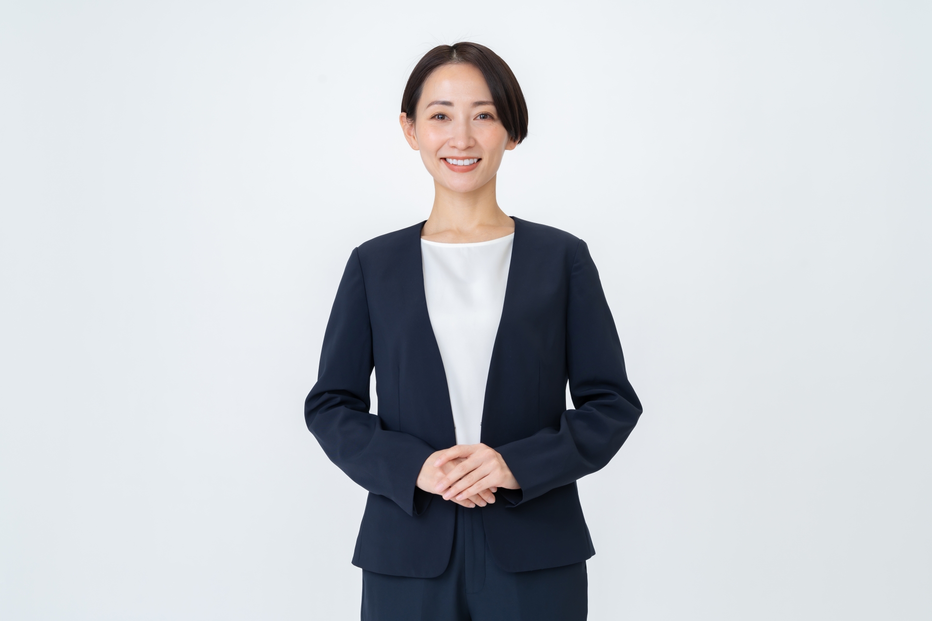 スーツを着たショートヘアーの女性