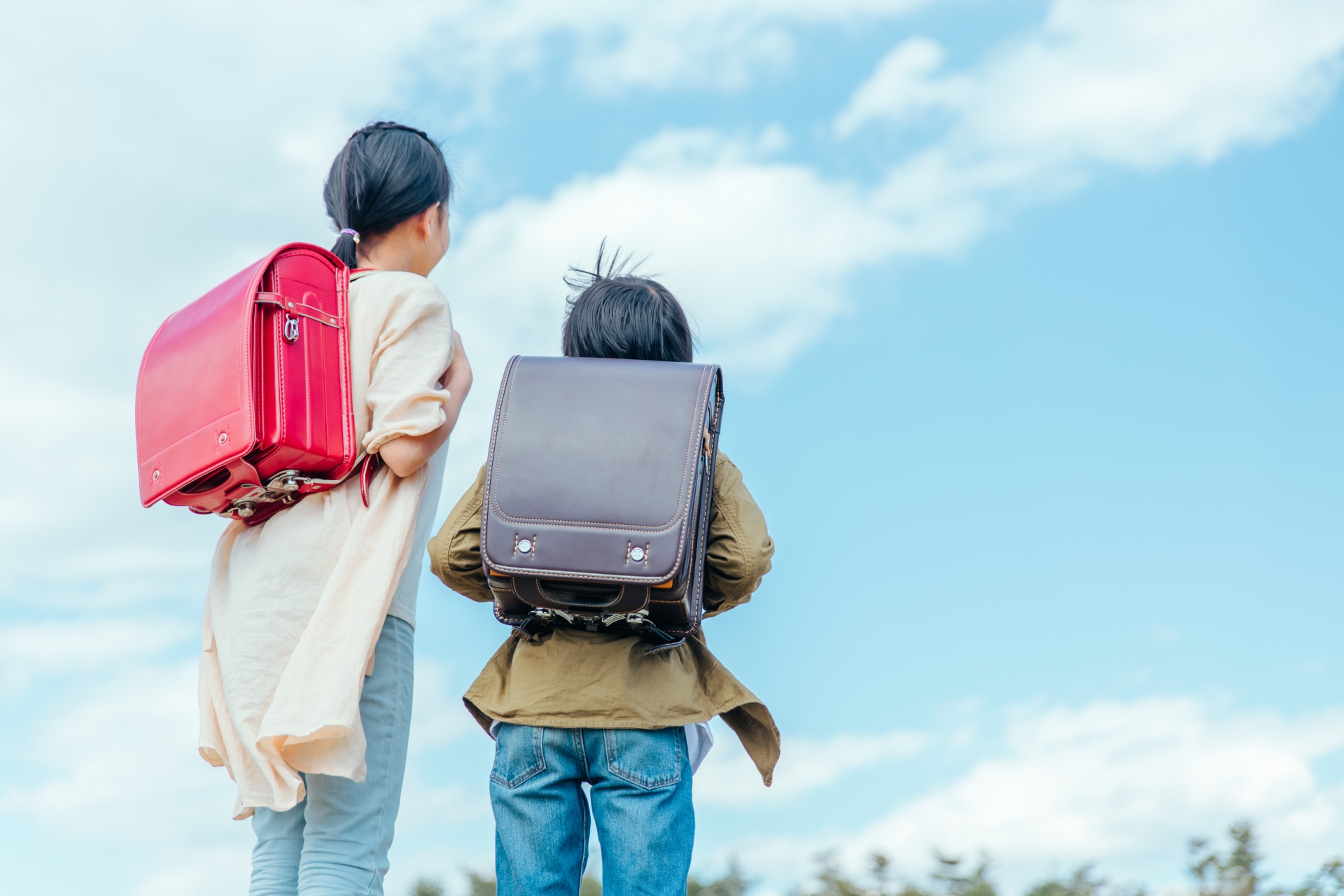ランドセルを背負った小学生の後ろ姿