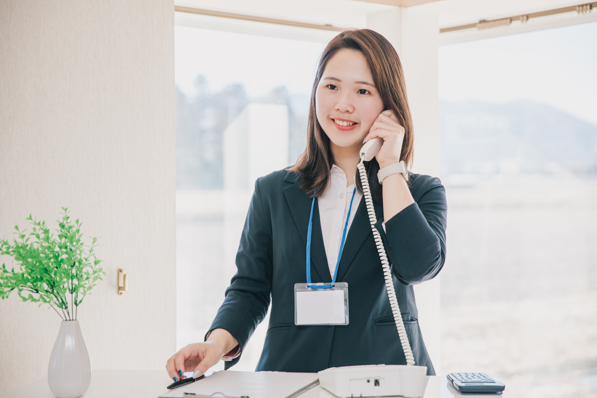会社で電話する女性　business