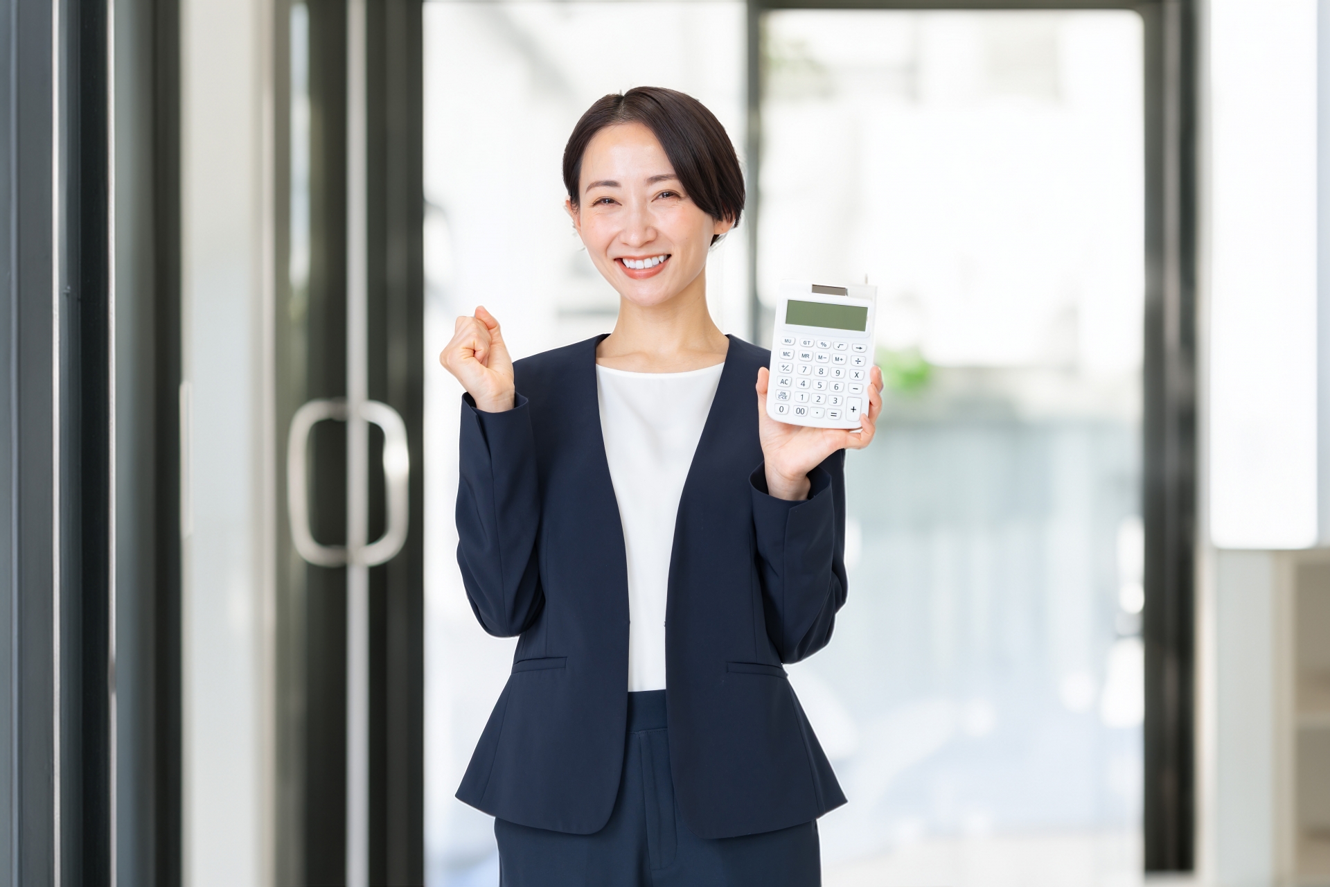 電卓を持つ女性