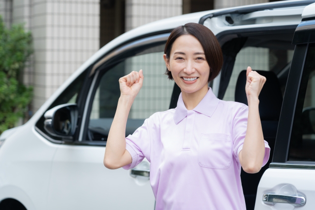 車で訪問介護をするミドルの女性介護士