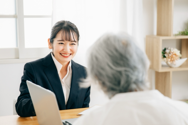 打ち合わせするスーツ姿の女性と高齢者女性