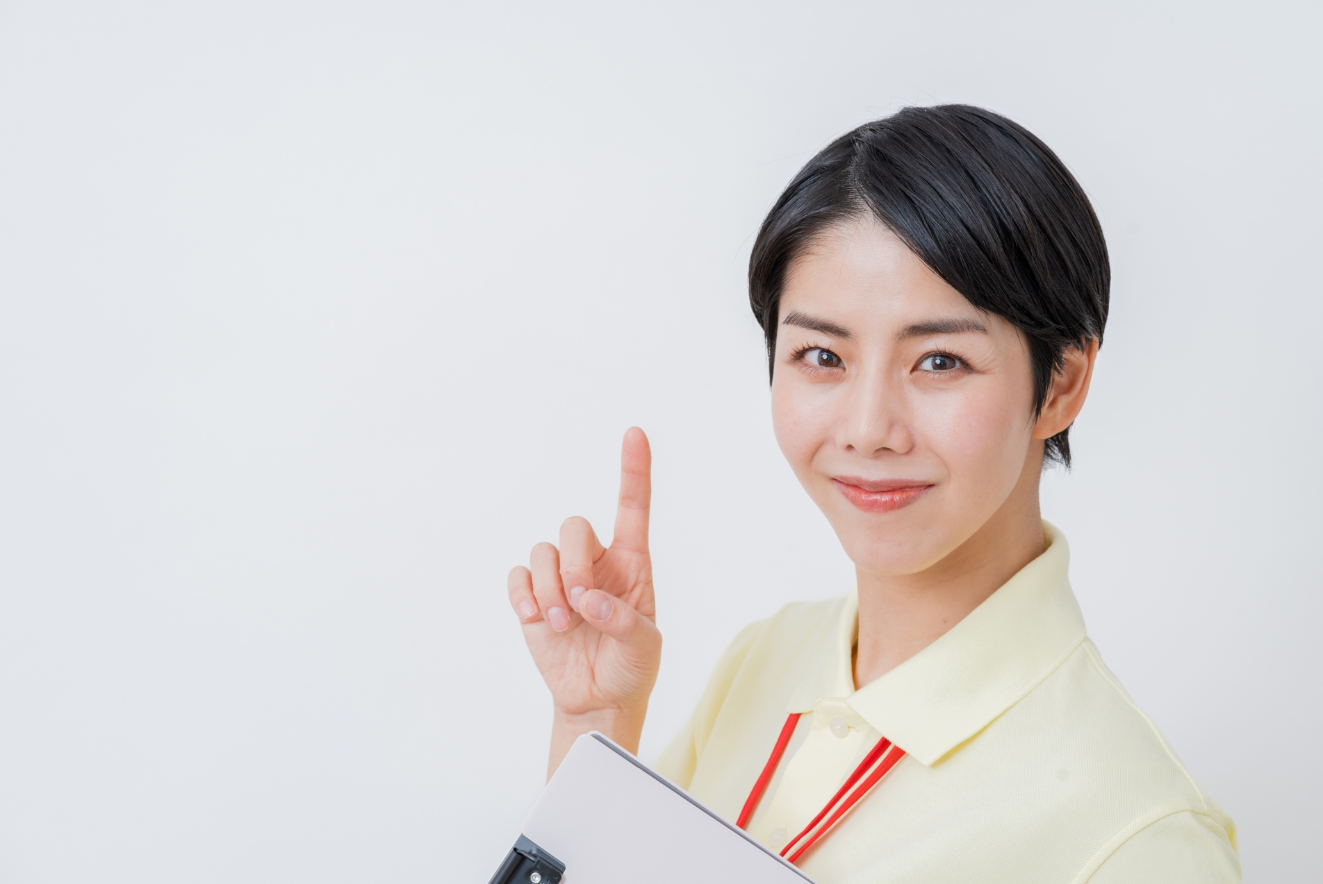 提案する介護士の女性。