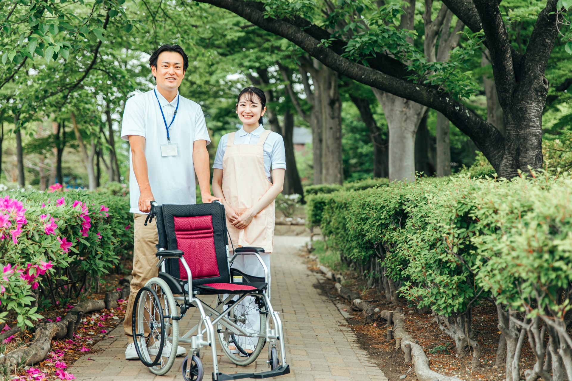 車椅子を持つ男女スタッフ