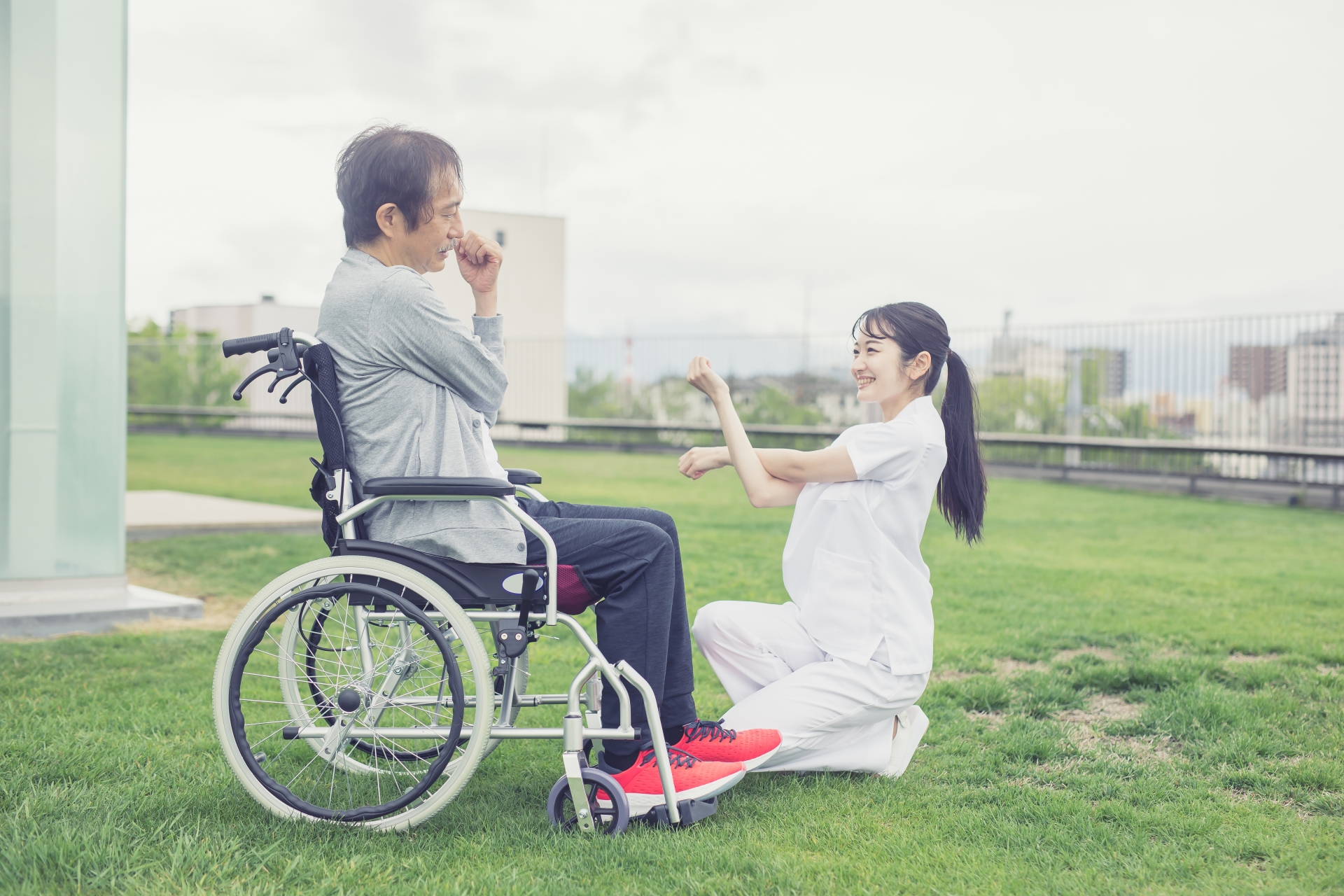 リハビリをする患者と医療スタッフ