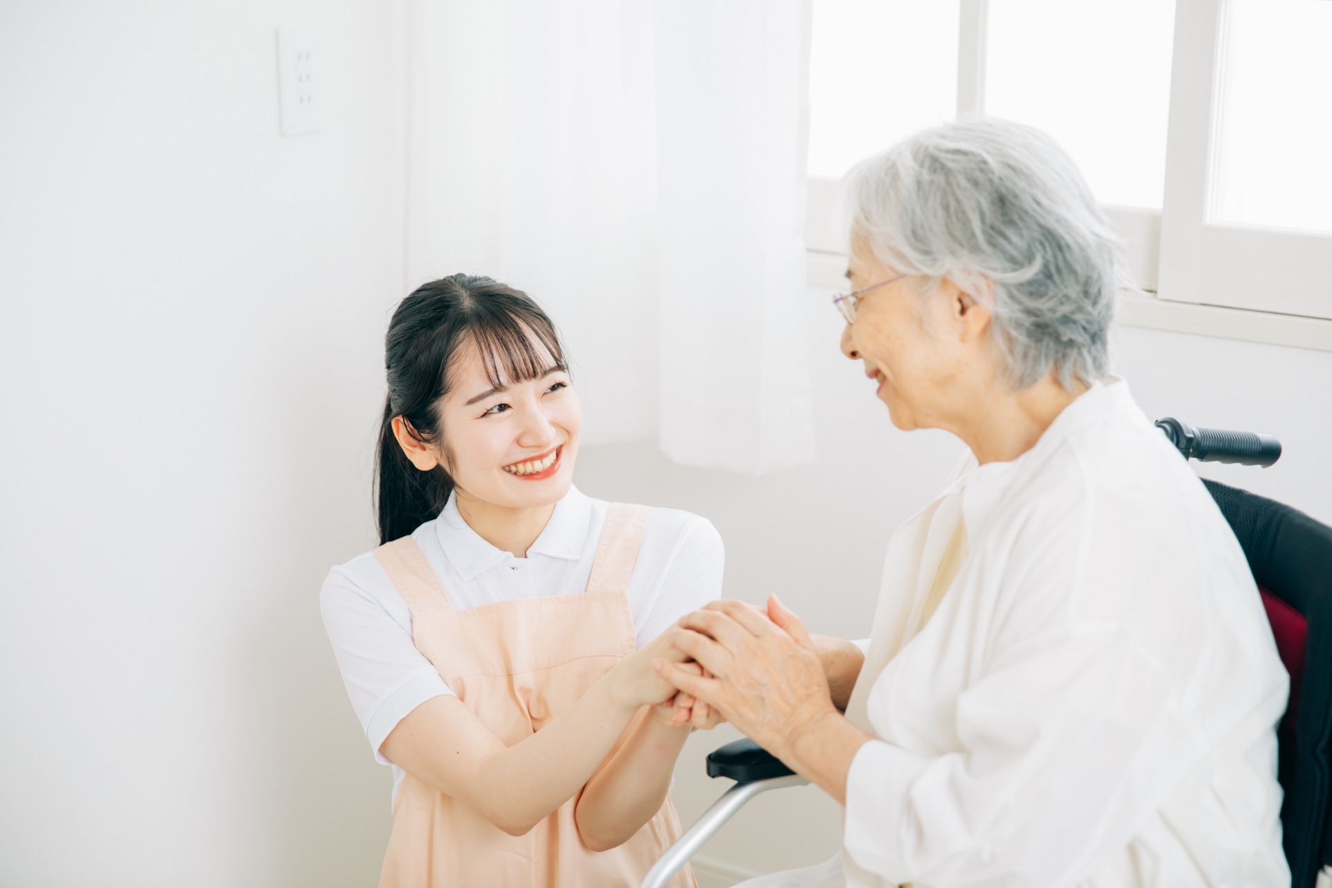 介護士と高齢者女性
