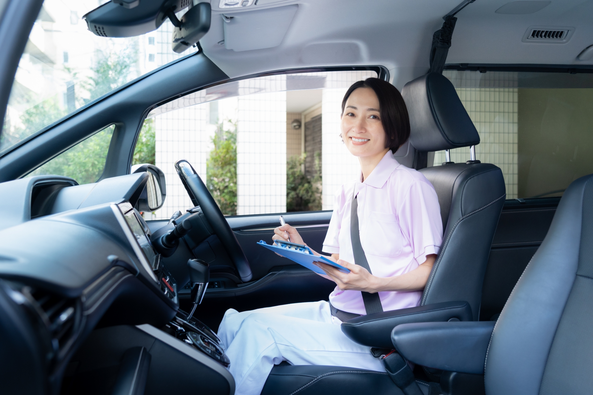 車で訪問介護をするミドルの女性介護士