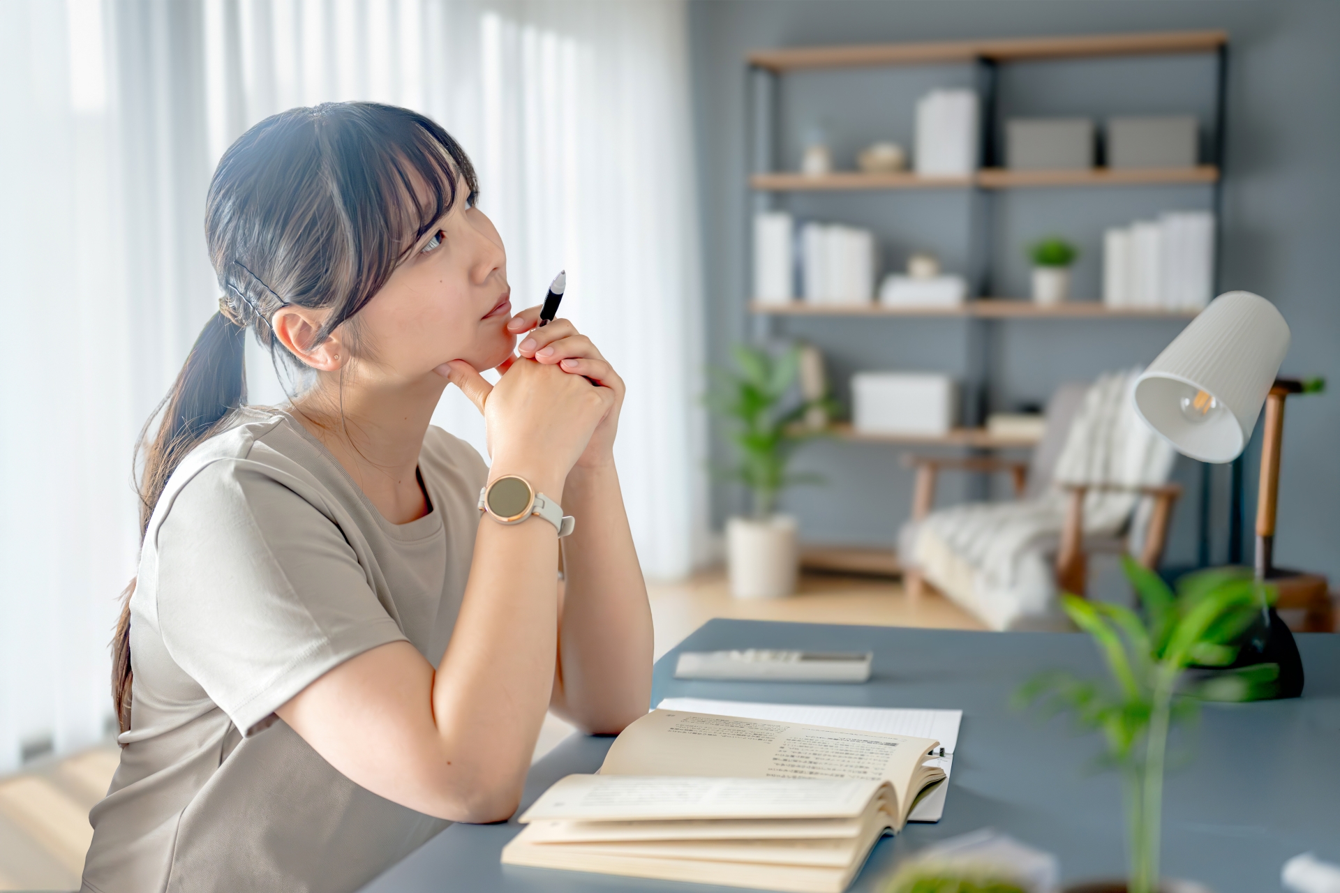 お洒落な自宅で考える女性