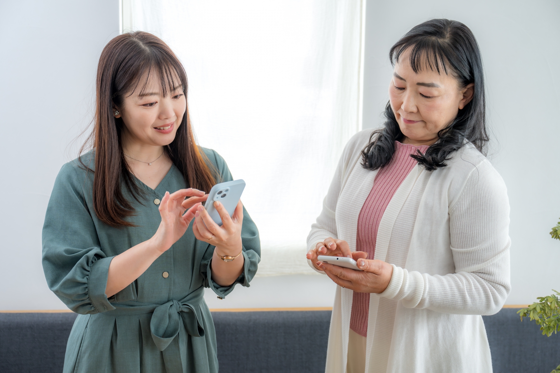スマホを使う二人の女性