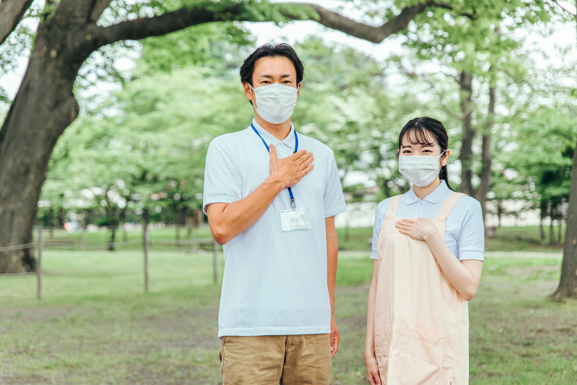 マスクをつけた医療・介護・福祉系の男女スタッフ（カメラ目線）