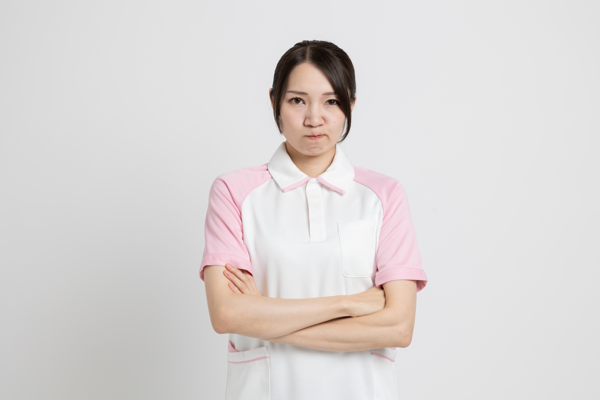 腕を組み怒る介護士