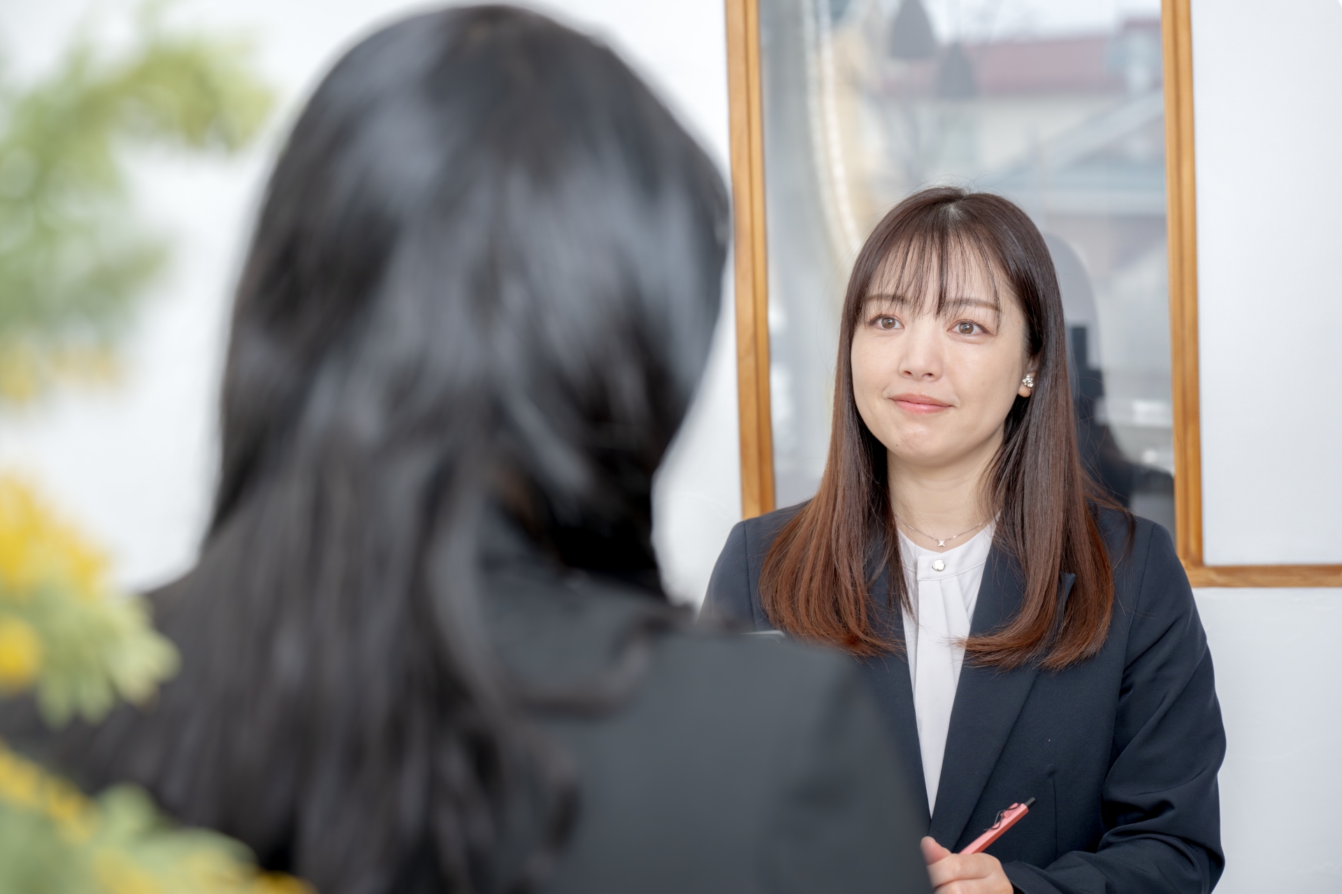 話を聞く女性