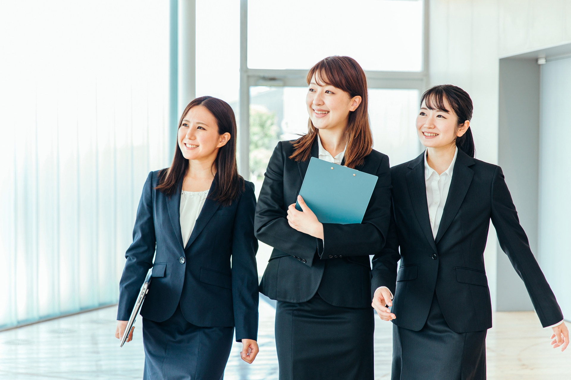 仲の良いビジネスウーマン（歩く）