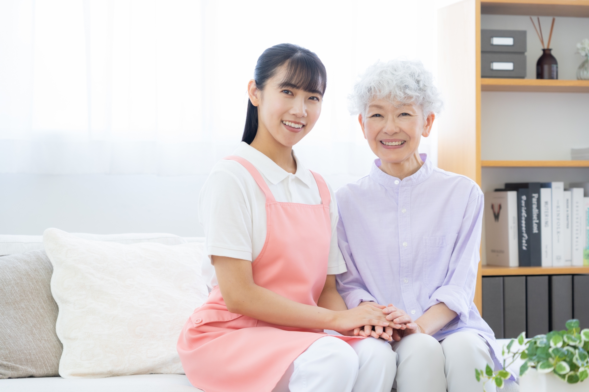 シニア女性を介護をする介護士の女性