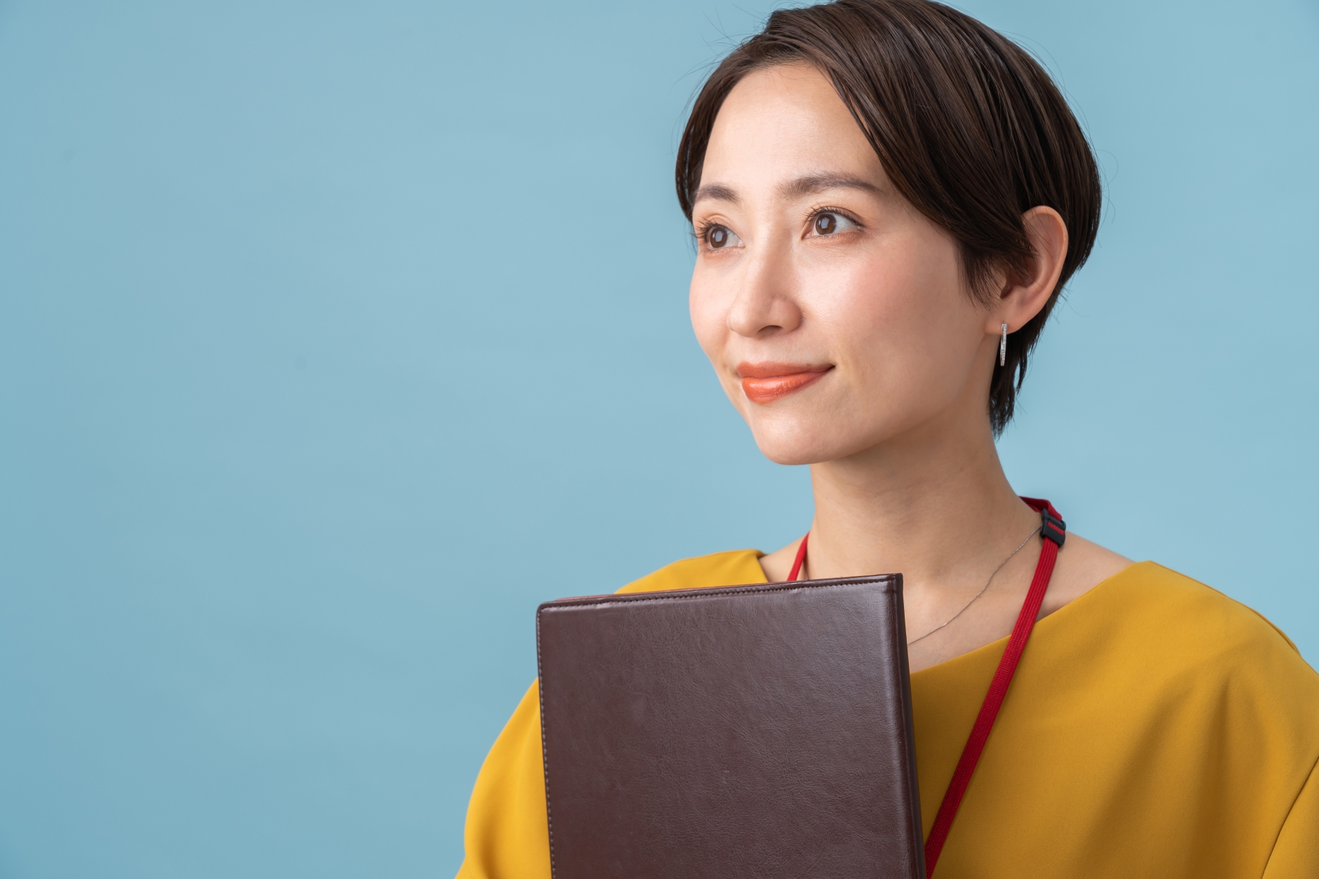 ファイルを持つ女性