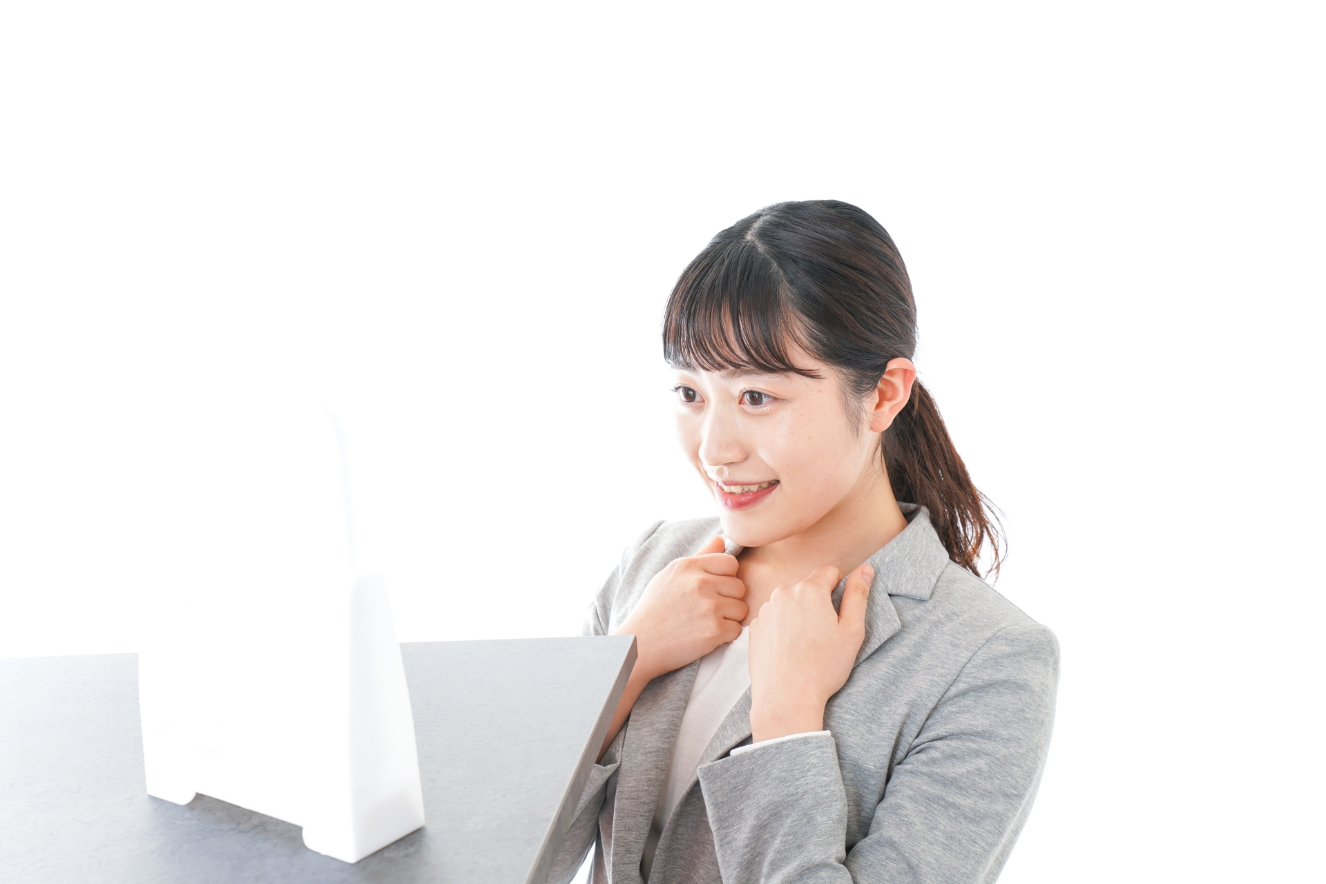 身だしなみを整えるビジネスウーマン