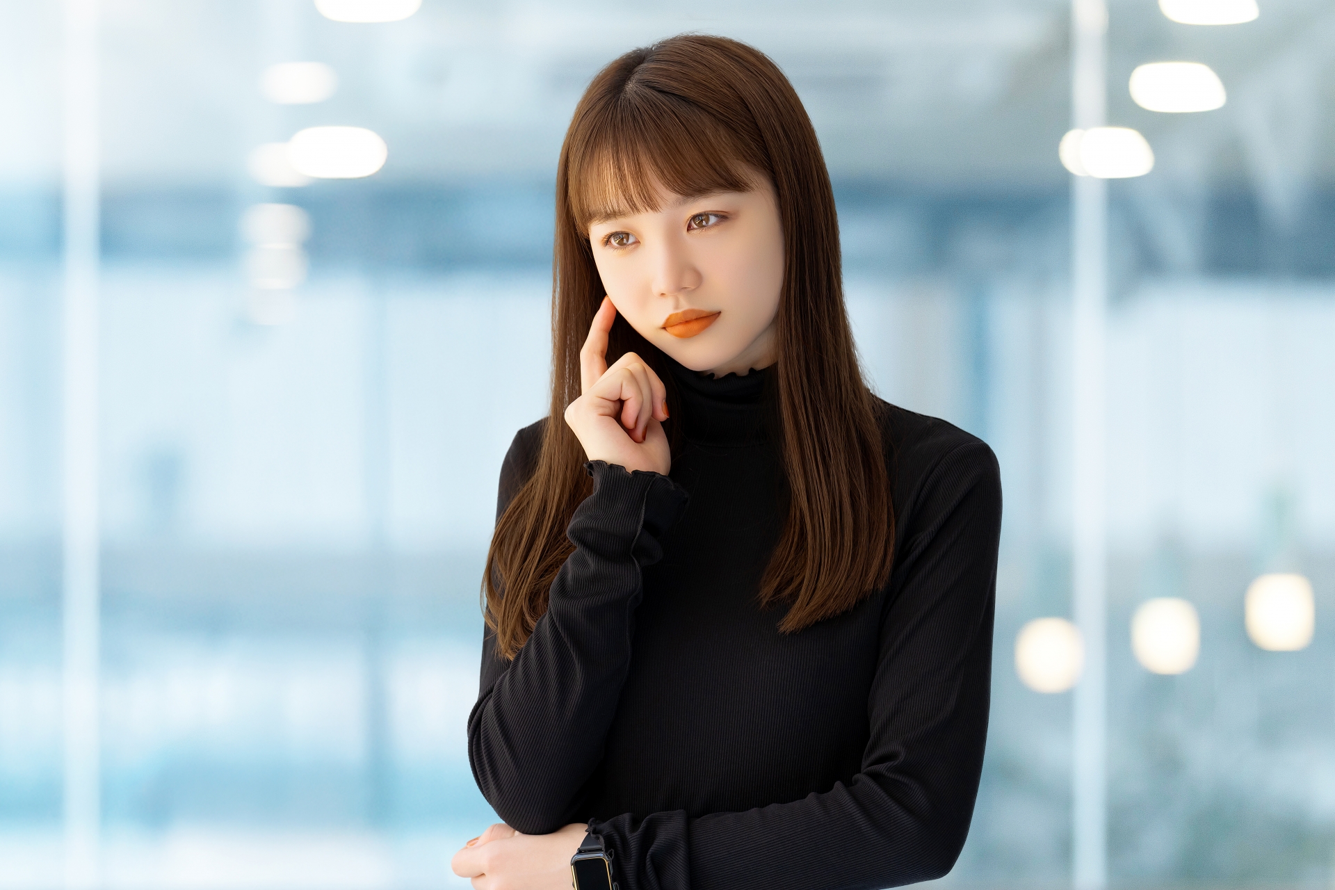 考えごとをする女性・ビジネスウーマン