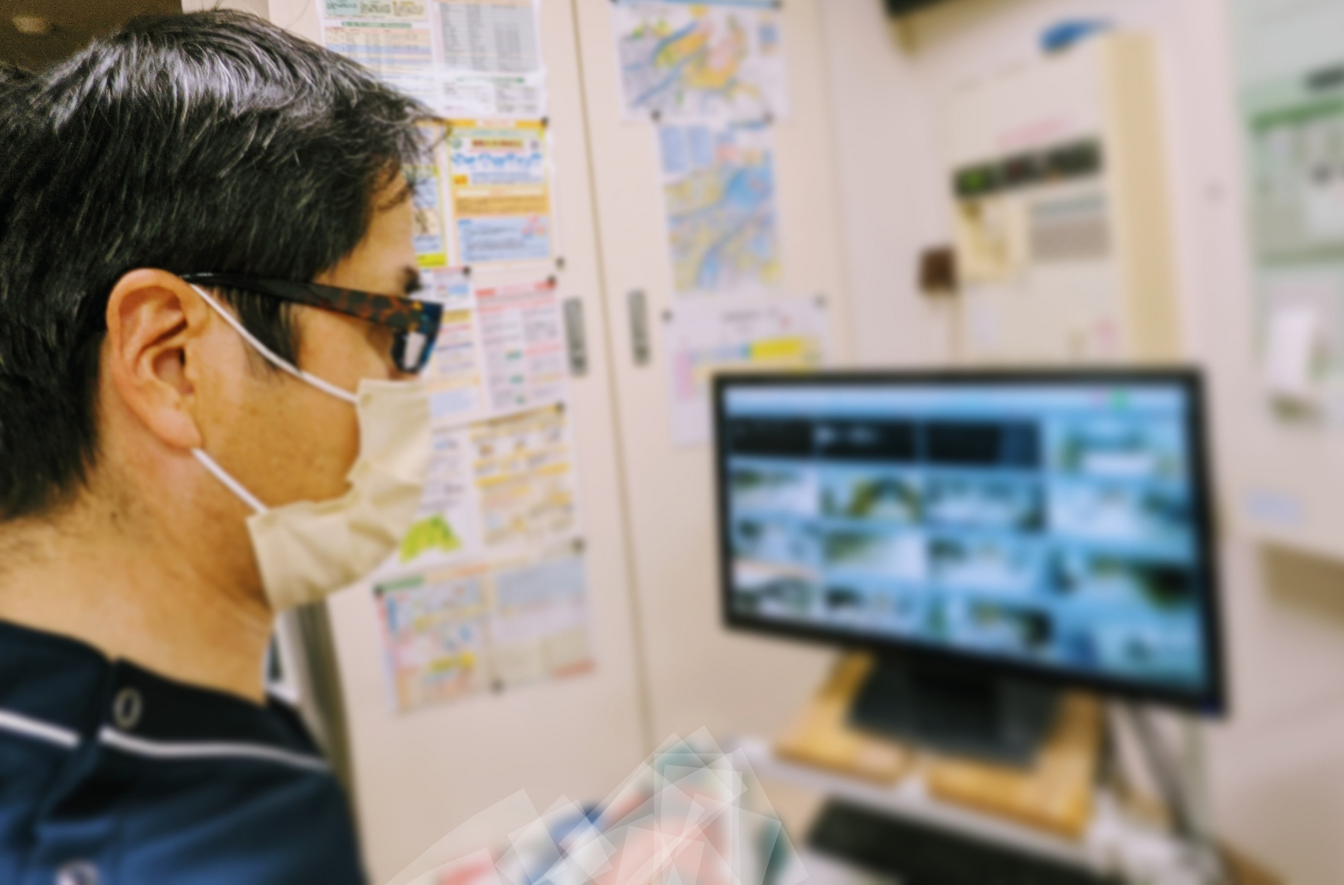 監視カメラのモニターを確認する介護士