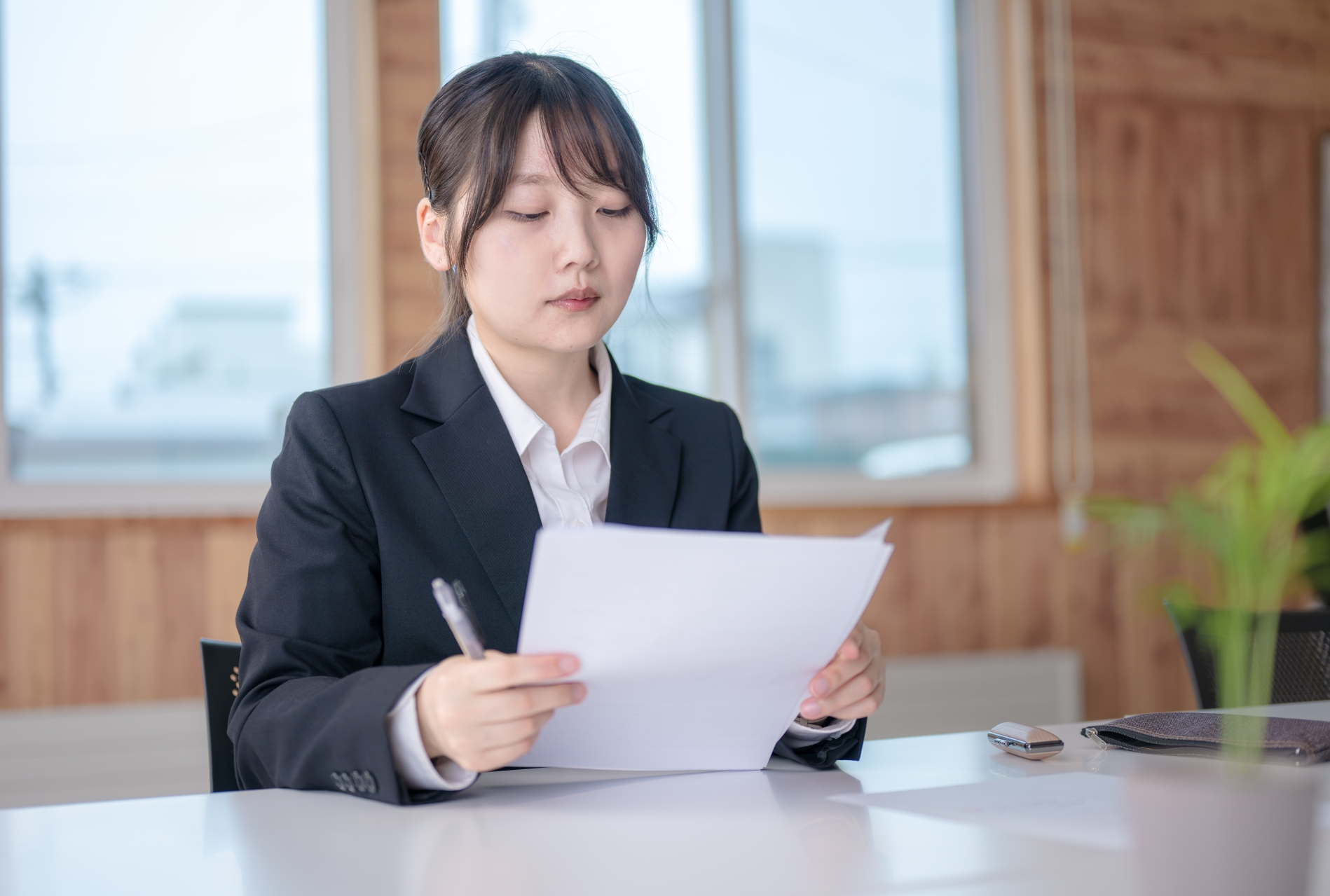書類を整理するビジネスウーマン