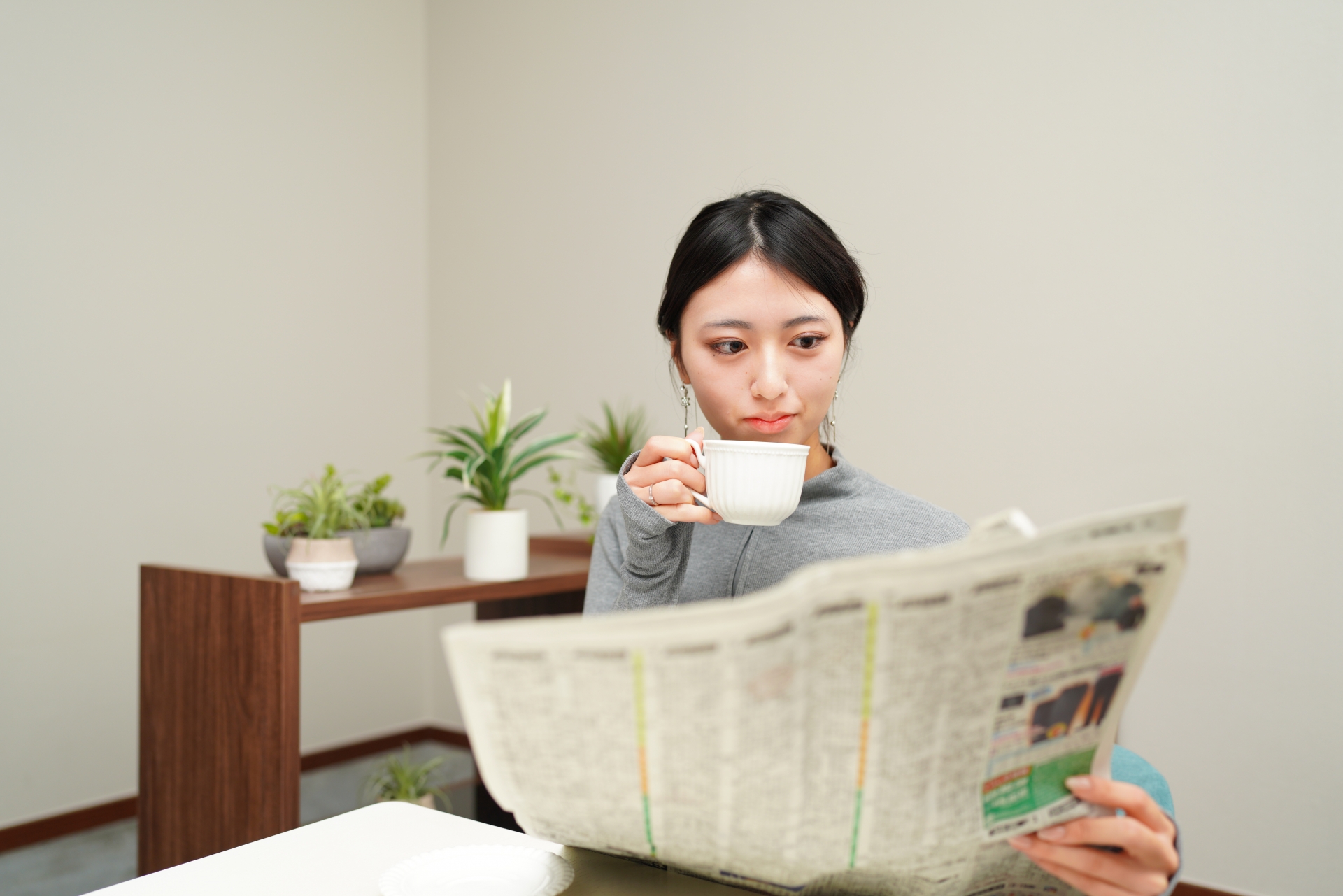 新聞を読む女性
