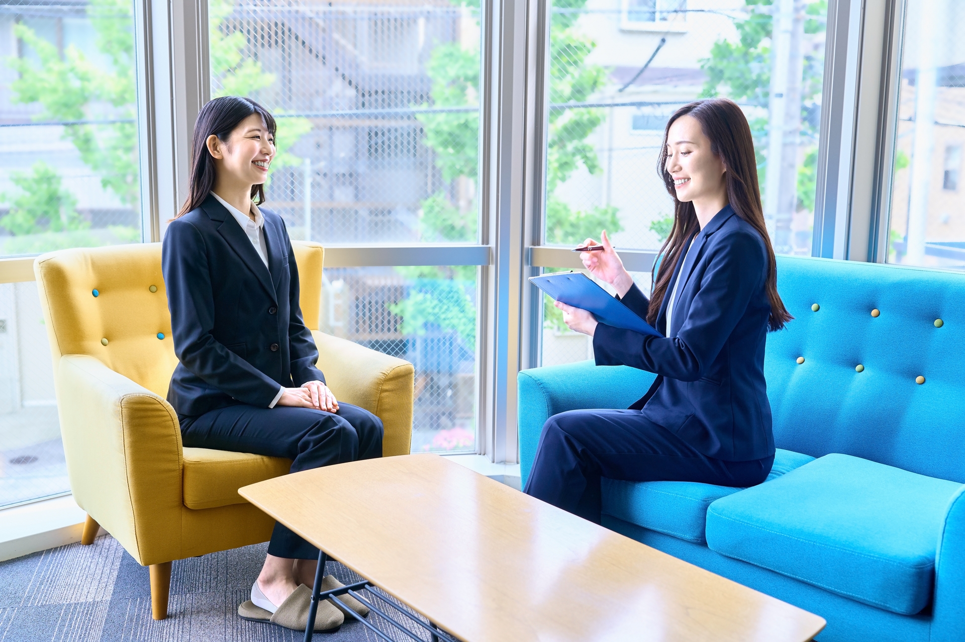 ミーティング ビジネス 女性社員 面接