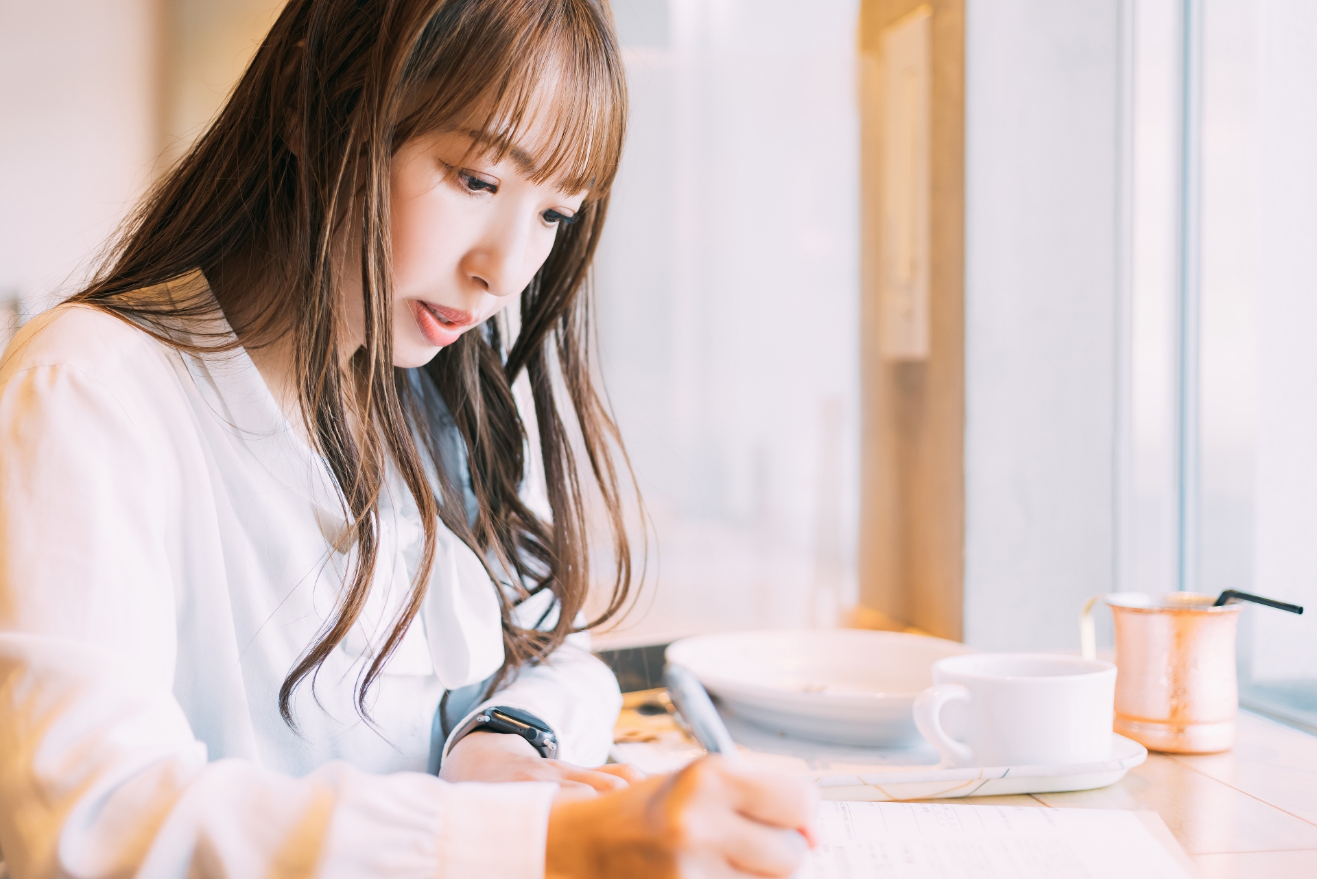 カフェで仕事をするビジネスウーマン
