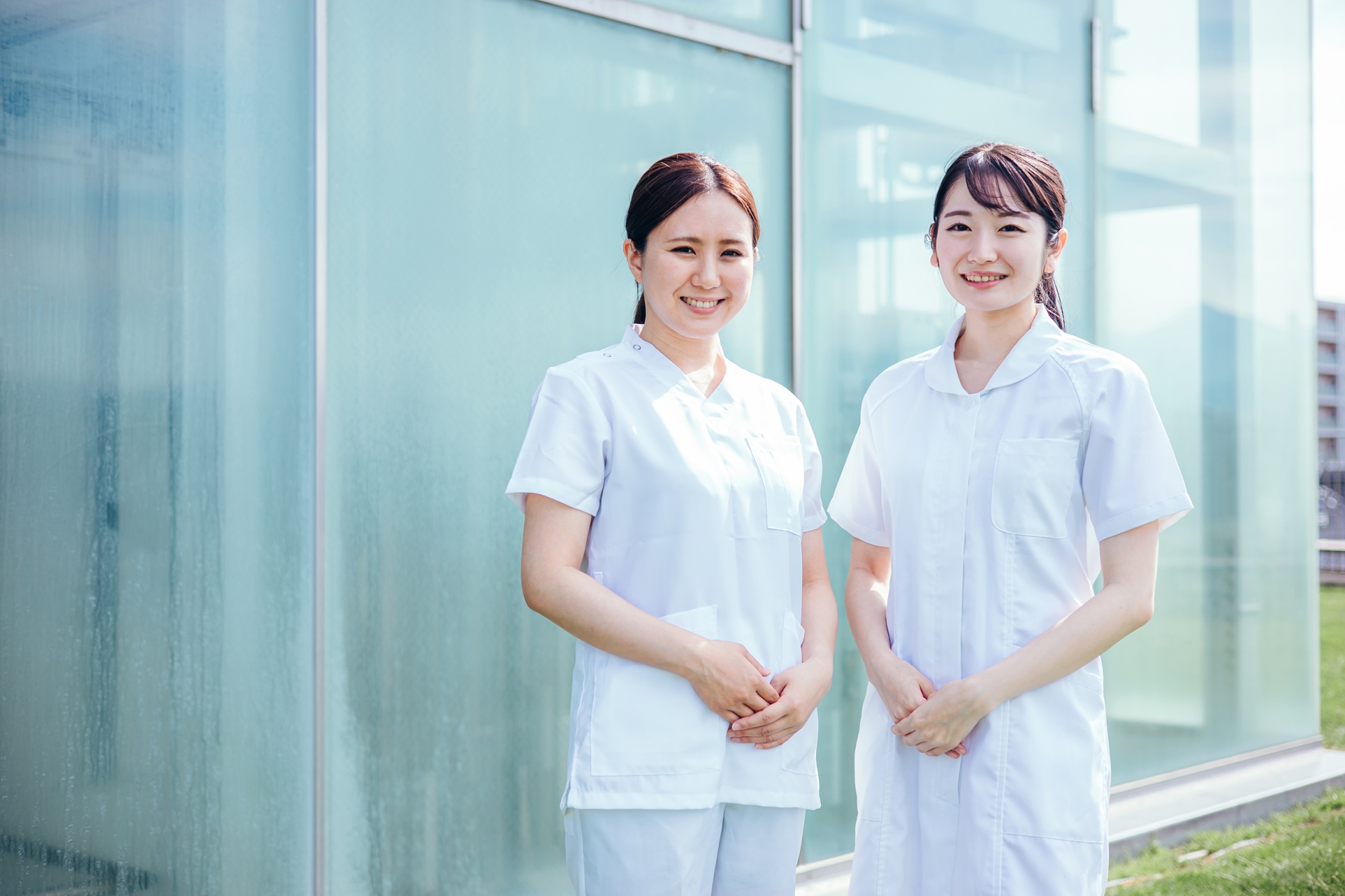 病院で働く白衣・ナース服を着た女性