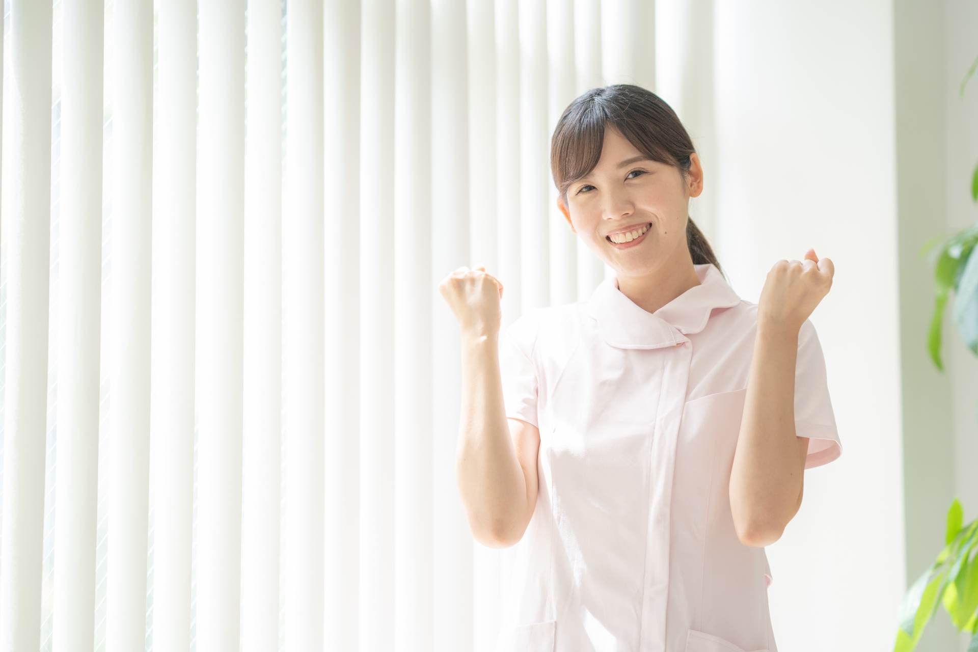 ガッツポーズをする看護師