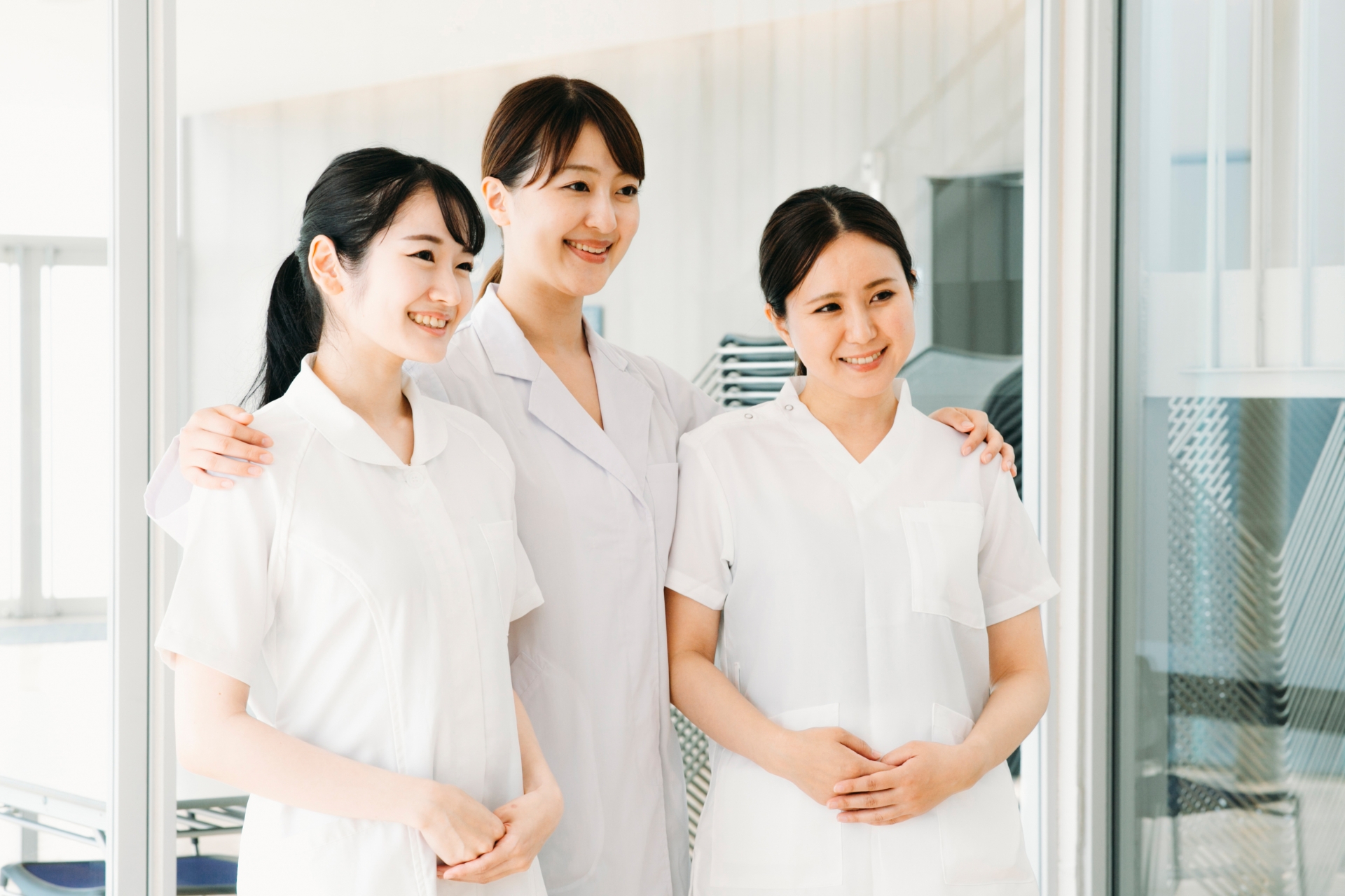 女性医師と看護師