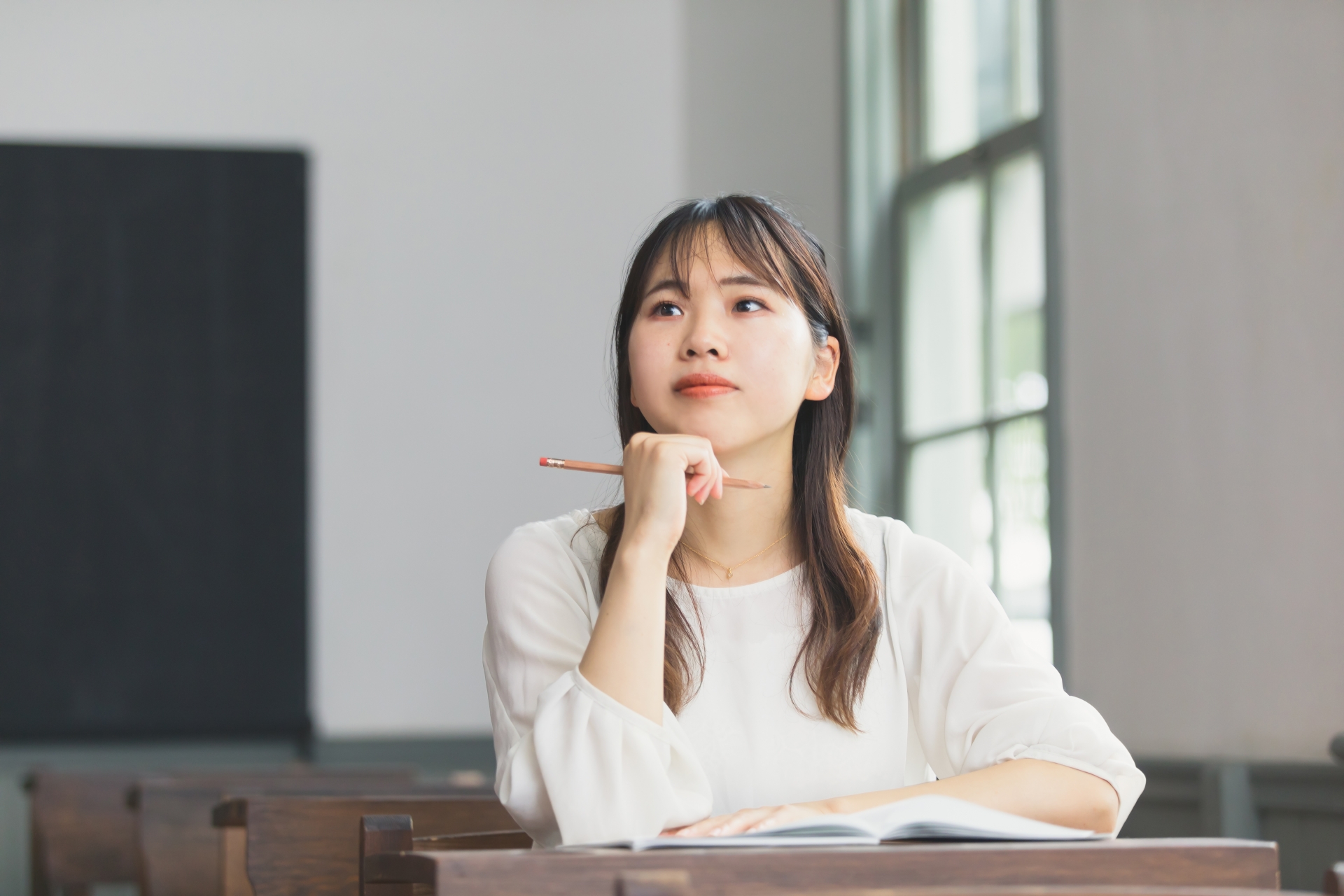 頬杖をつく学生 student