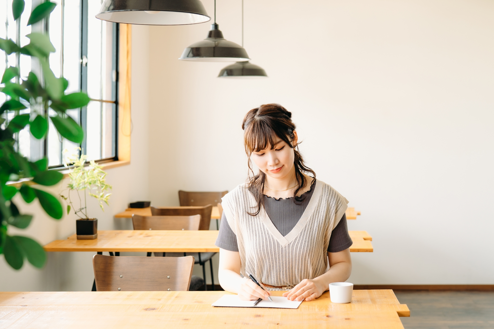 カフェで勉強する女性(ノート)