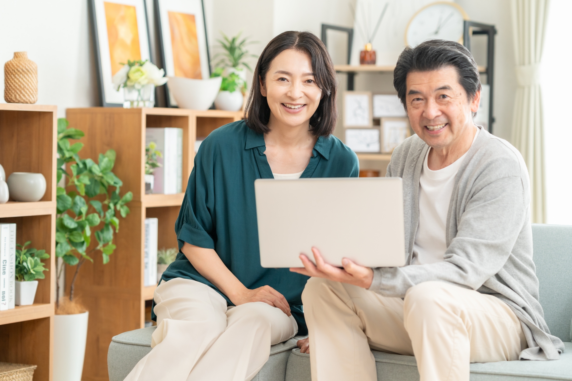 リビングでくつろぐミドルの夫婦