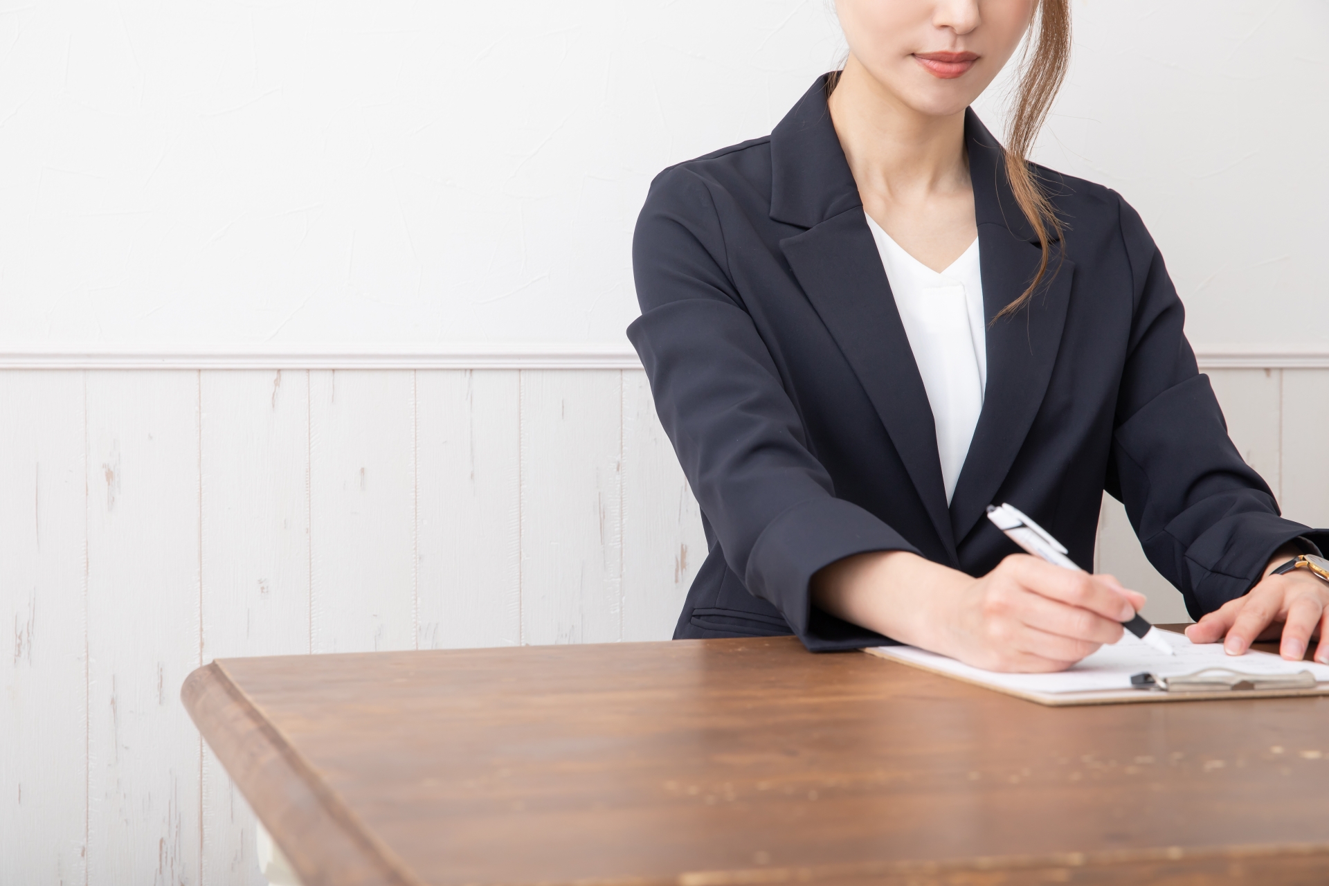 履歴書を書く手元 resume