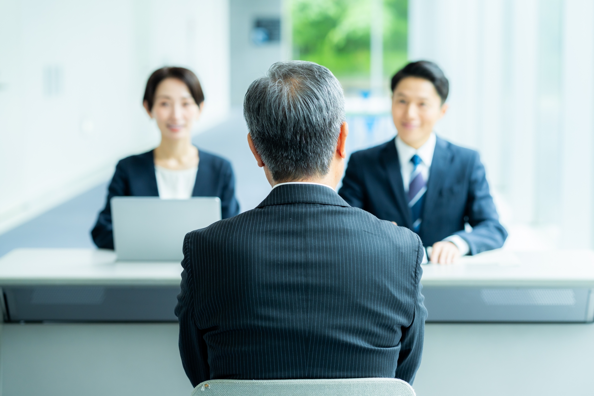 面接を受けるシニア男性