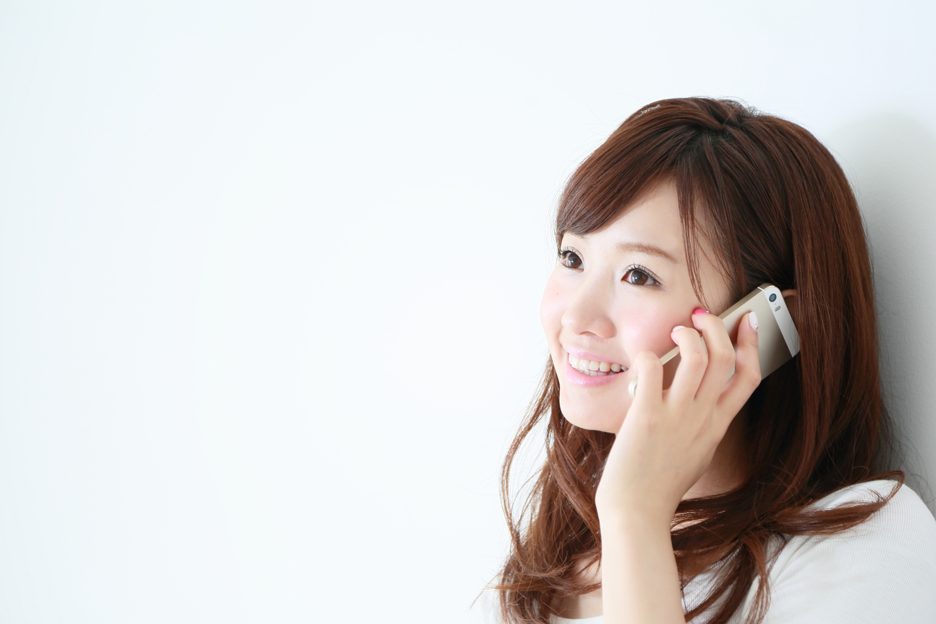 スマートフォンを使う女性