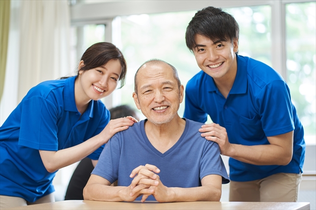 笑顔の高齢者と支える介護士