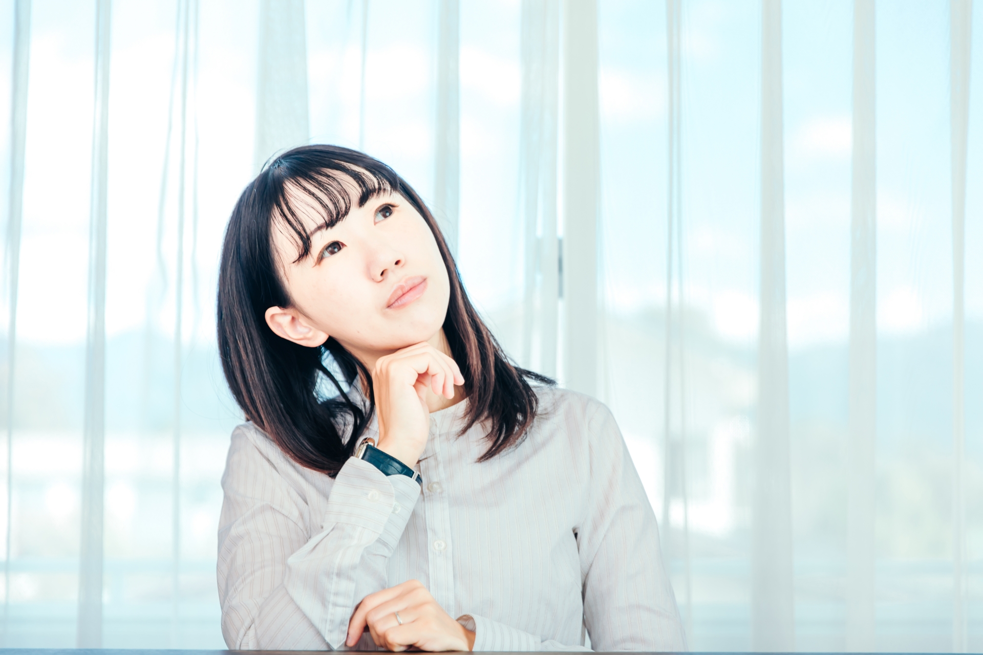 上を向いて考える女性 trouble