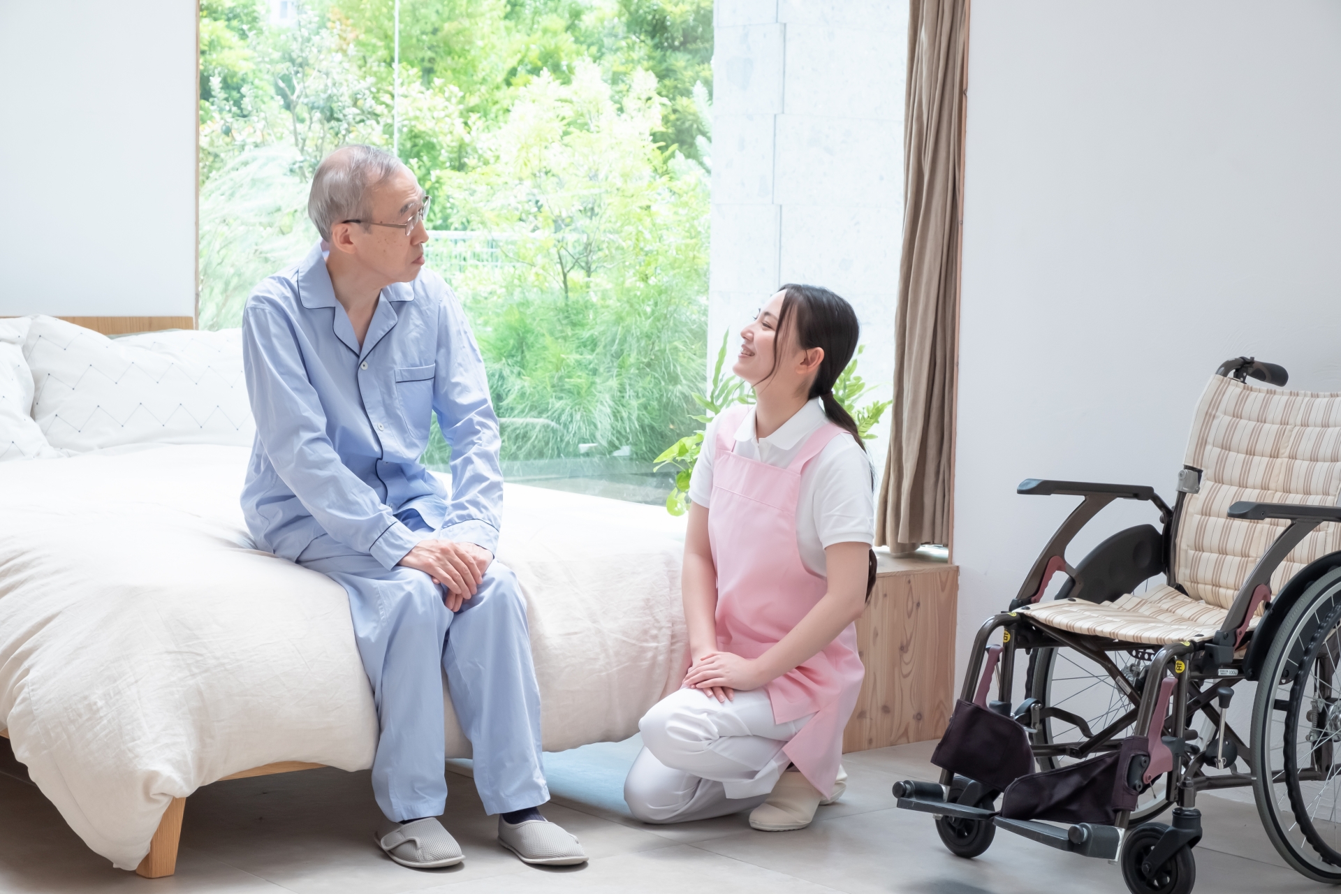 介護士とシニア男性