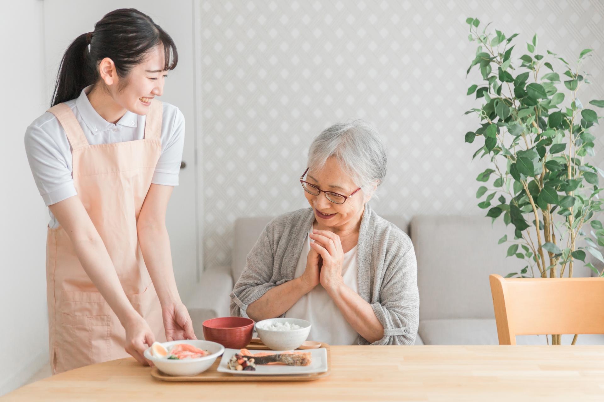 食事を提供する女性スタッフ（配膳）
