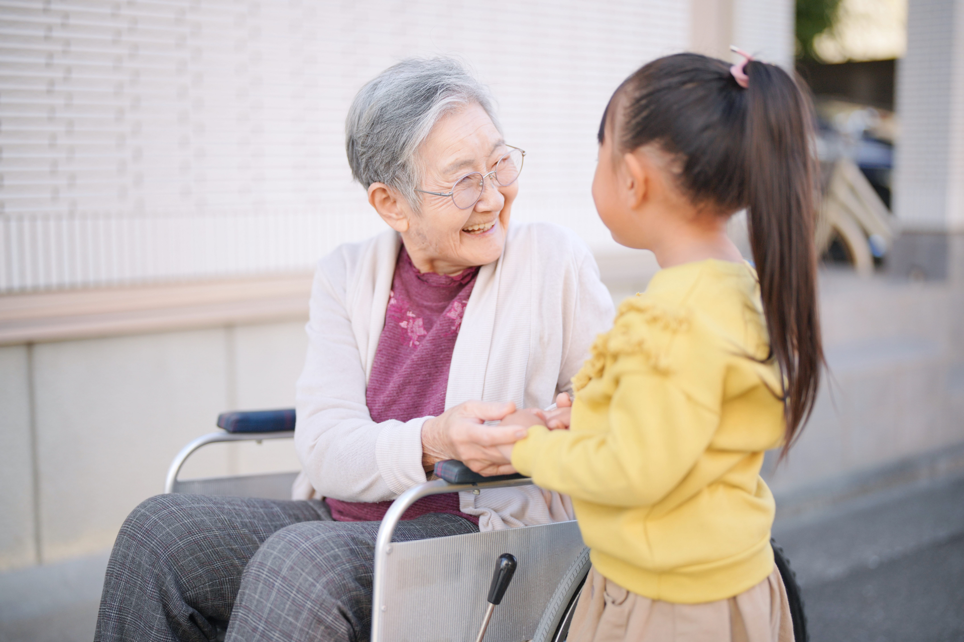 手を握って話すおばあちゃん